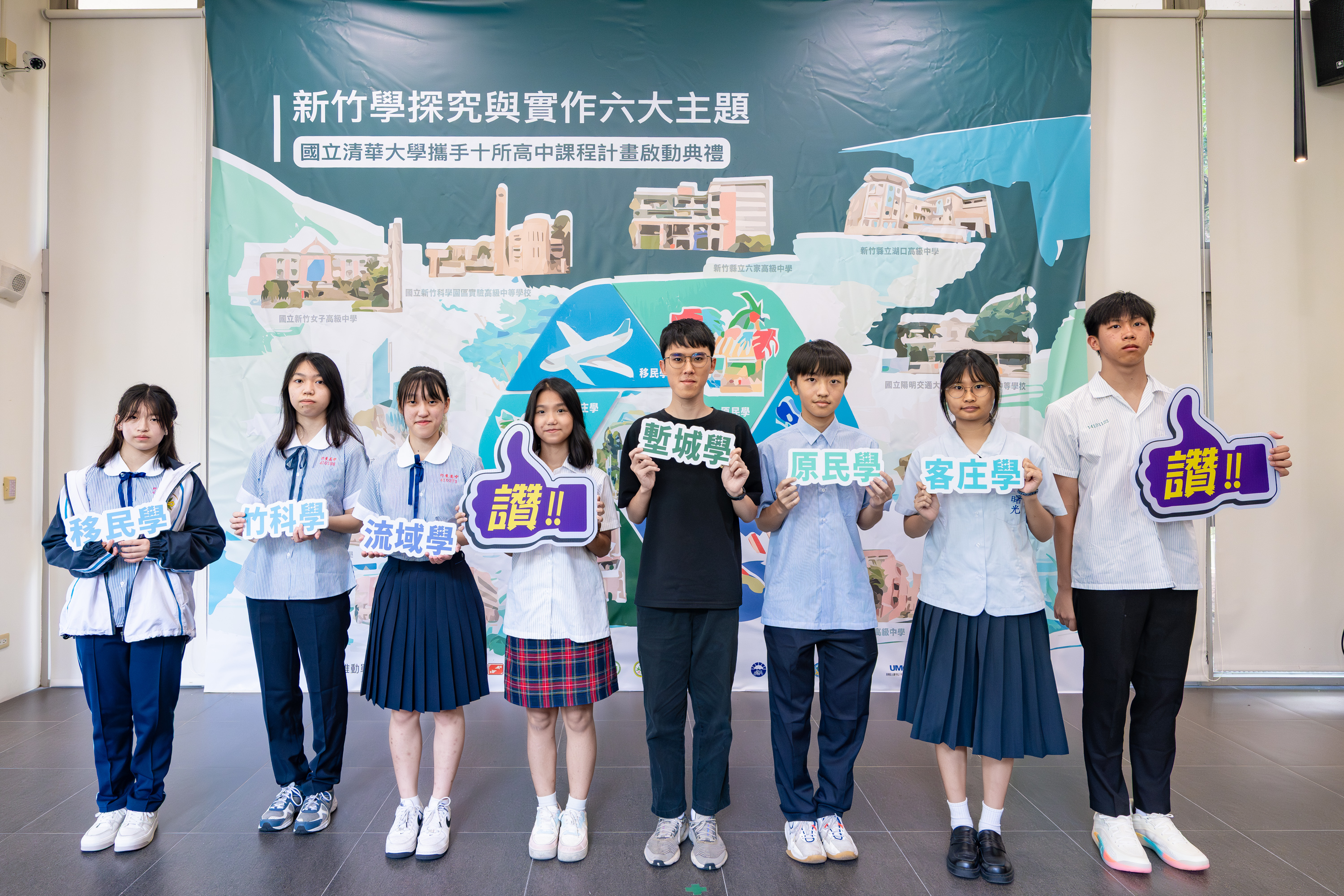 NTHU president W. John Kao (高為元) (right) and Kung-Yee Liang (梁賡義) at the Development Advisory Committee meeting.