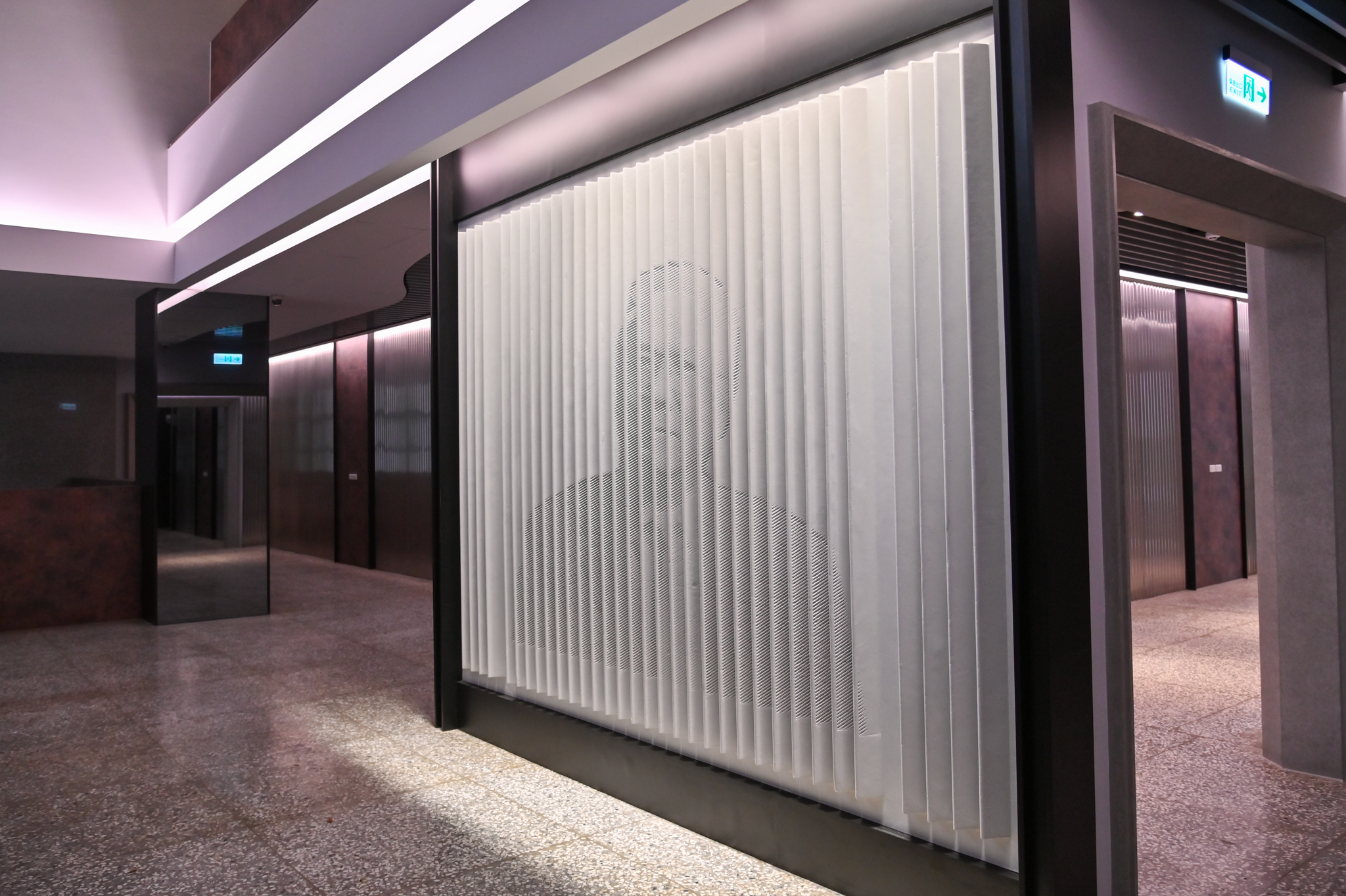 The lobby of the C. L. Liu Building features a relief laser engraving wall displaying dual images, which reveal the cheerful and benevolent visage of former President Liu from the right angle.