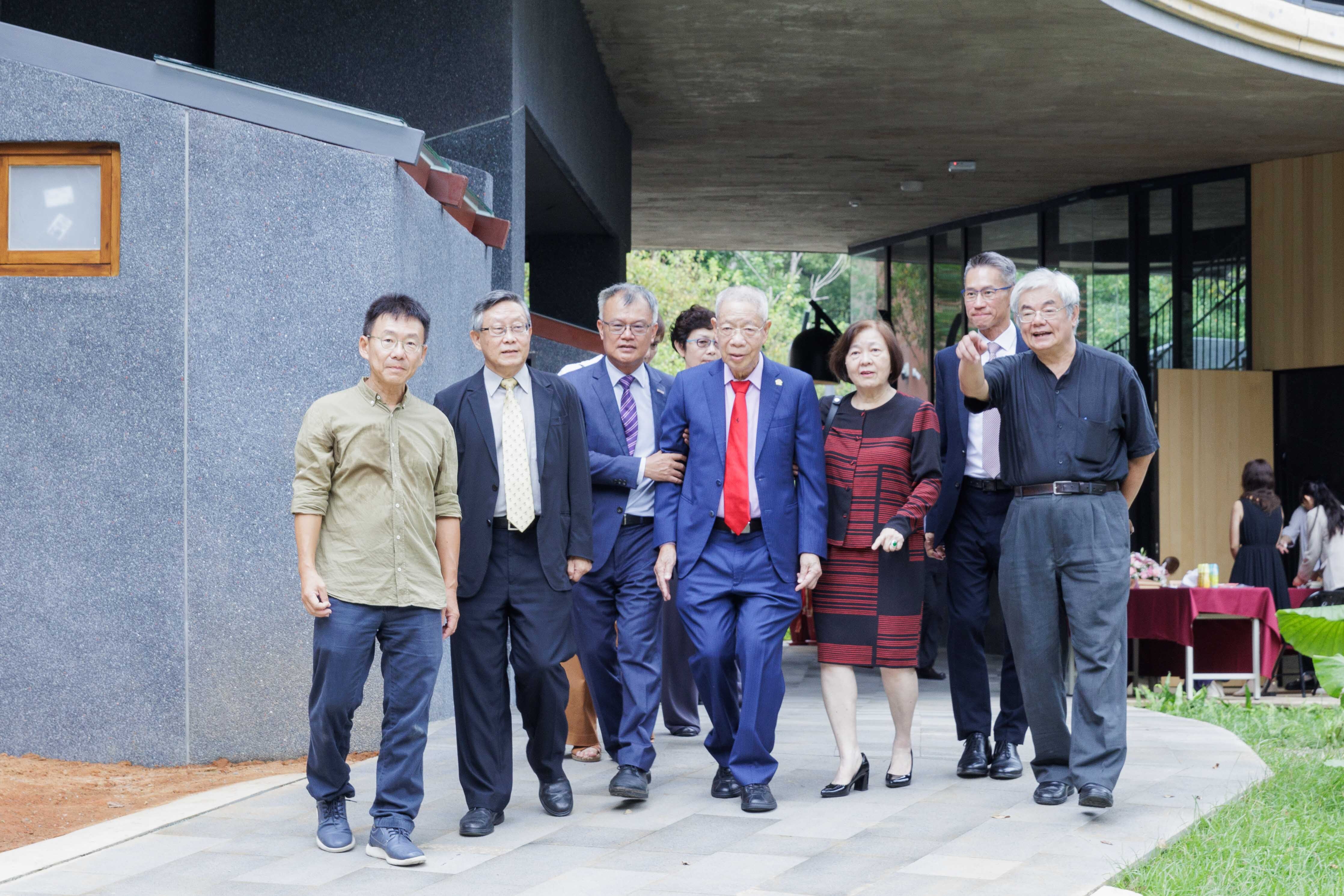 On a tour of the newly completed Jie Ying Hall (left to right): Huang (黃聲遠), Hocheng (賀陳弘), Chien (簡禎富), Tseng (曾繁城), Chen (陳韓), Kao (高為元), and Yang (楊儒賓).