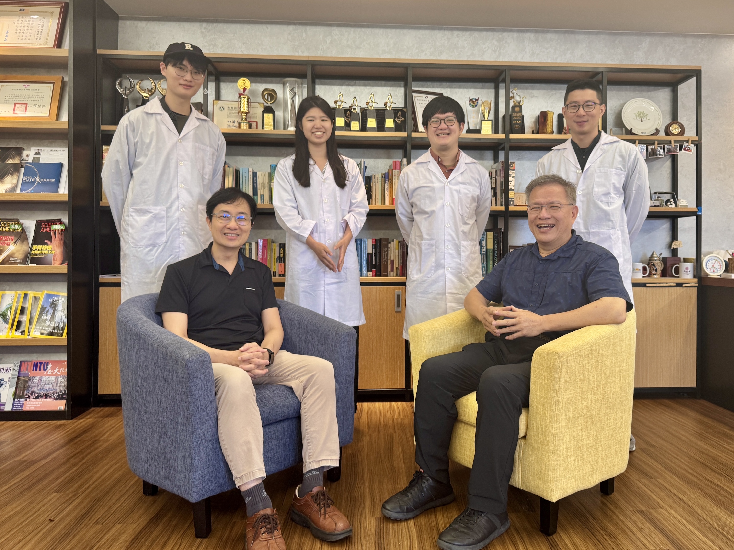 Left to right: Ying-Chun Wu (吳迎春), Wu-Fu Chen (陳五福), Tzu Hsien Tung (童子賢), Chao-Shiuan Liu (劉兆玄), NTHU president W. John Kao (高為元), Kung-Yee Liang (梁賡義), Mei-Yin Zhou (周美吟), and Yu-Shan Wu (吳玉山).