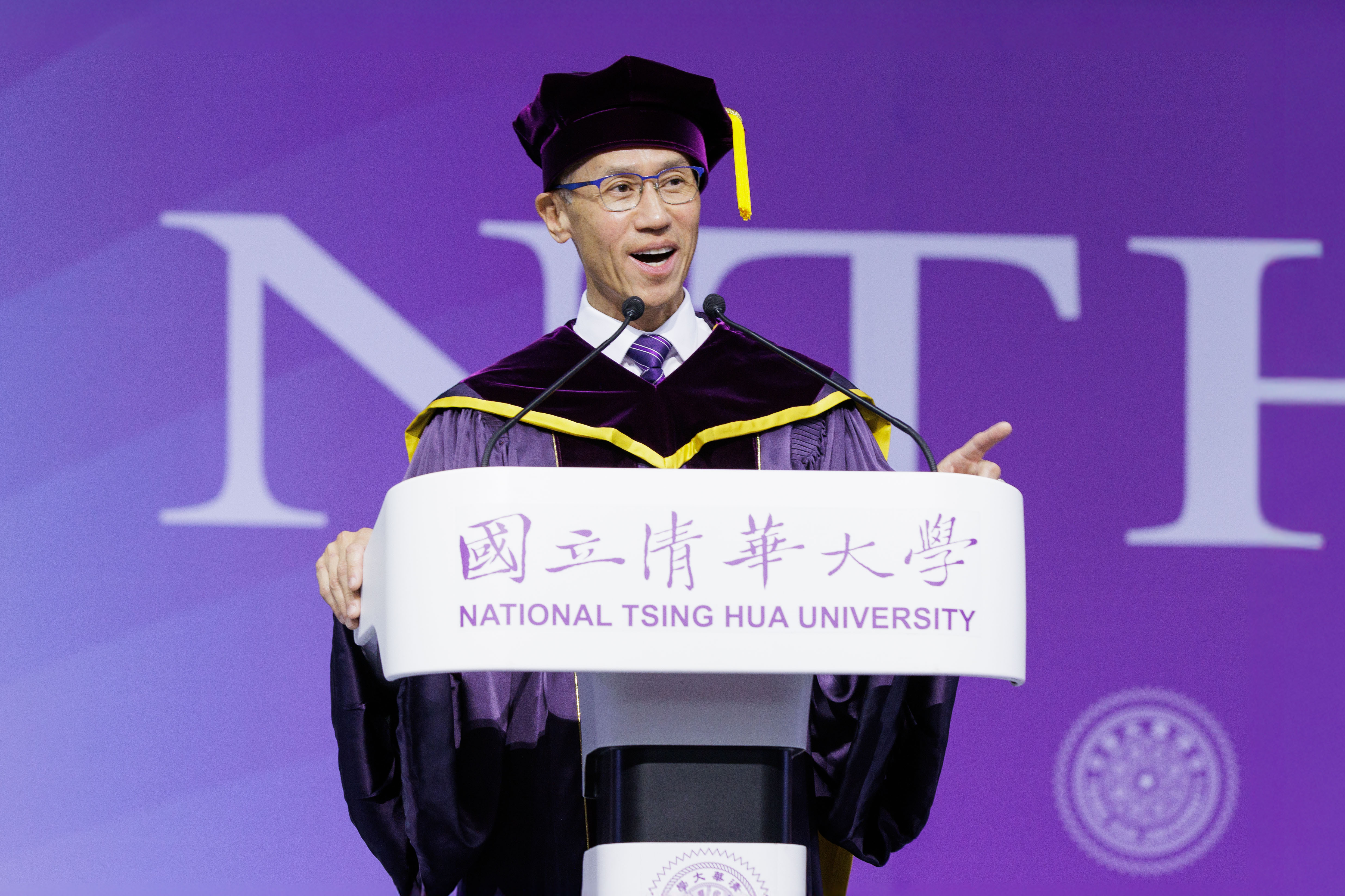 At the signing ceremony (right to left): Fong-In Chou（周鳳英）, R.J. Sheu（許榮鈞）, NTHU senior vice president Nyan-Hwa Tai（戴念華）, W. John Kao（高為元）, Shun-Long Weng（翁順隆）, Dr. Shin-Che Chiu（邱世哲）, Dr. Wen-Ke Chen（陳文科）, and Shi-Mei Xu（徐世美） of the Nursing Department at MacKay.