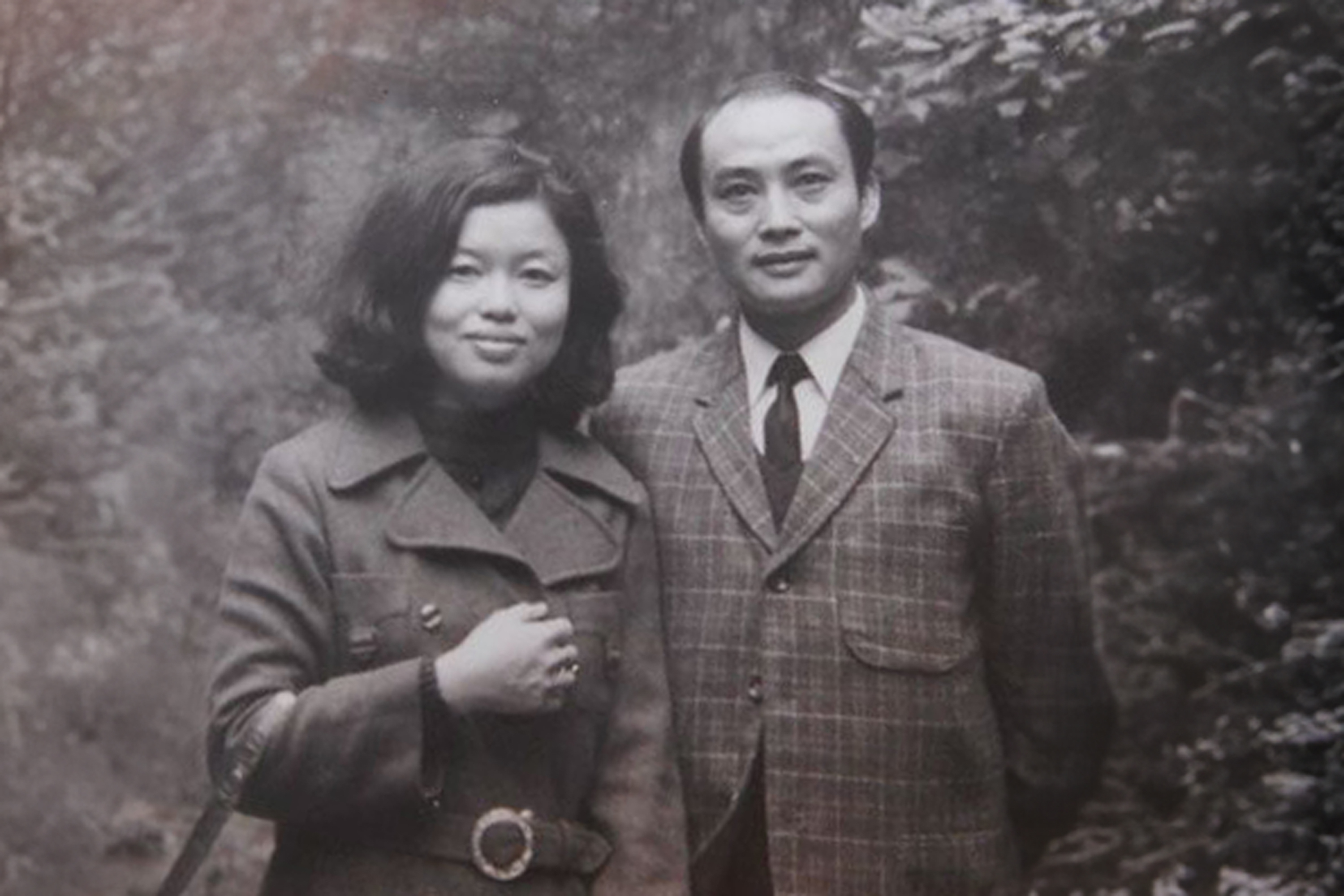 Mo-Jen Wang (王默人) (right) and An-Yi Chou (周安儀) wrote tirelessly throughout their careers. This photo was taken in 1972.