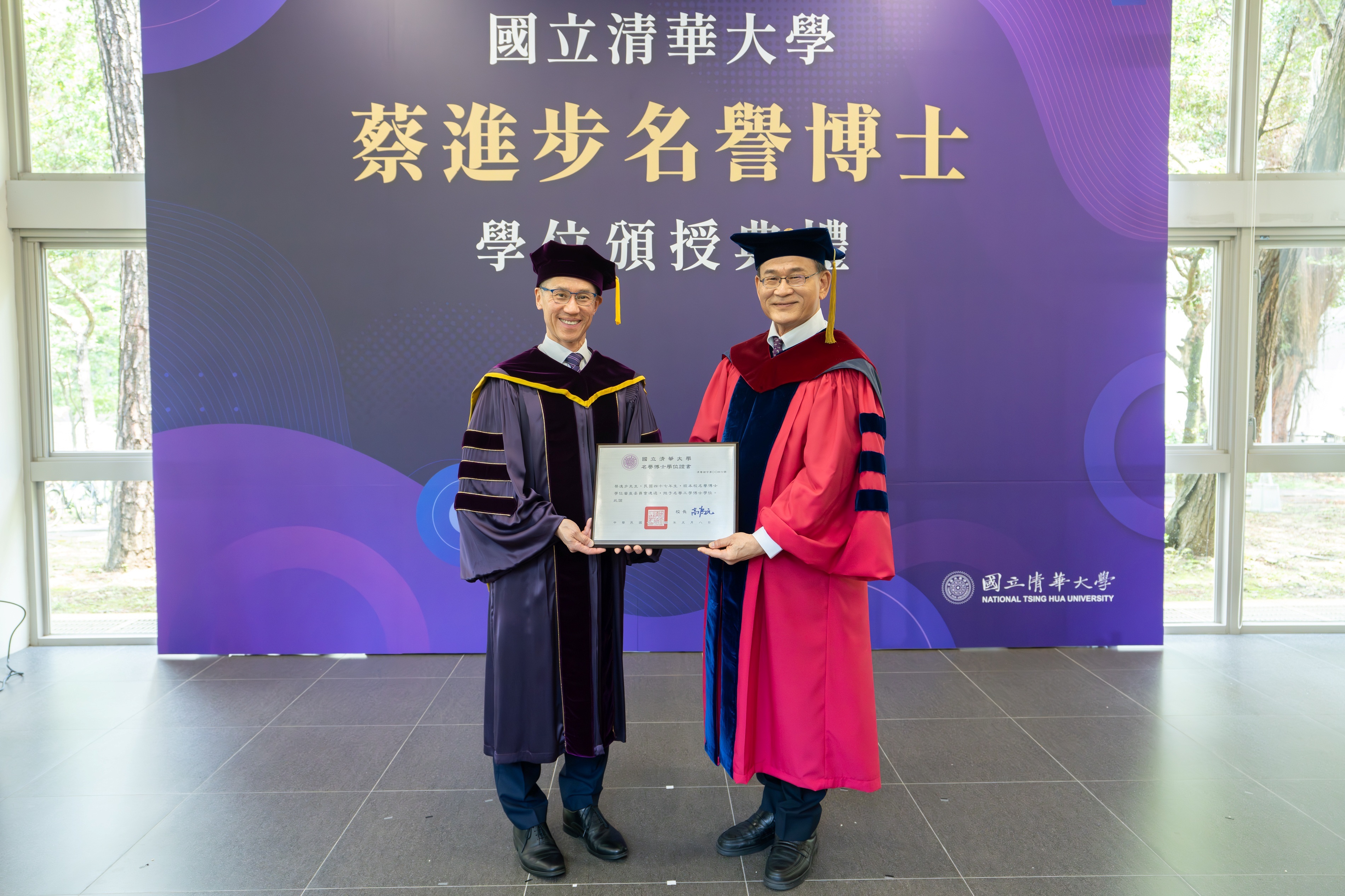 Lin (林玉俊) (left) of NTHU's Institute of Molecular Medicine guides master's student Neng-Jie Zeng (曾能杰) (right) to use light to control the immobilization of nematodes.