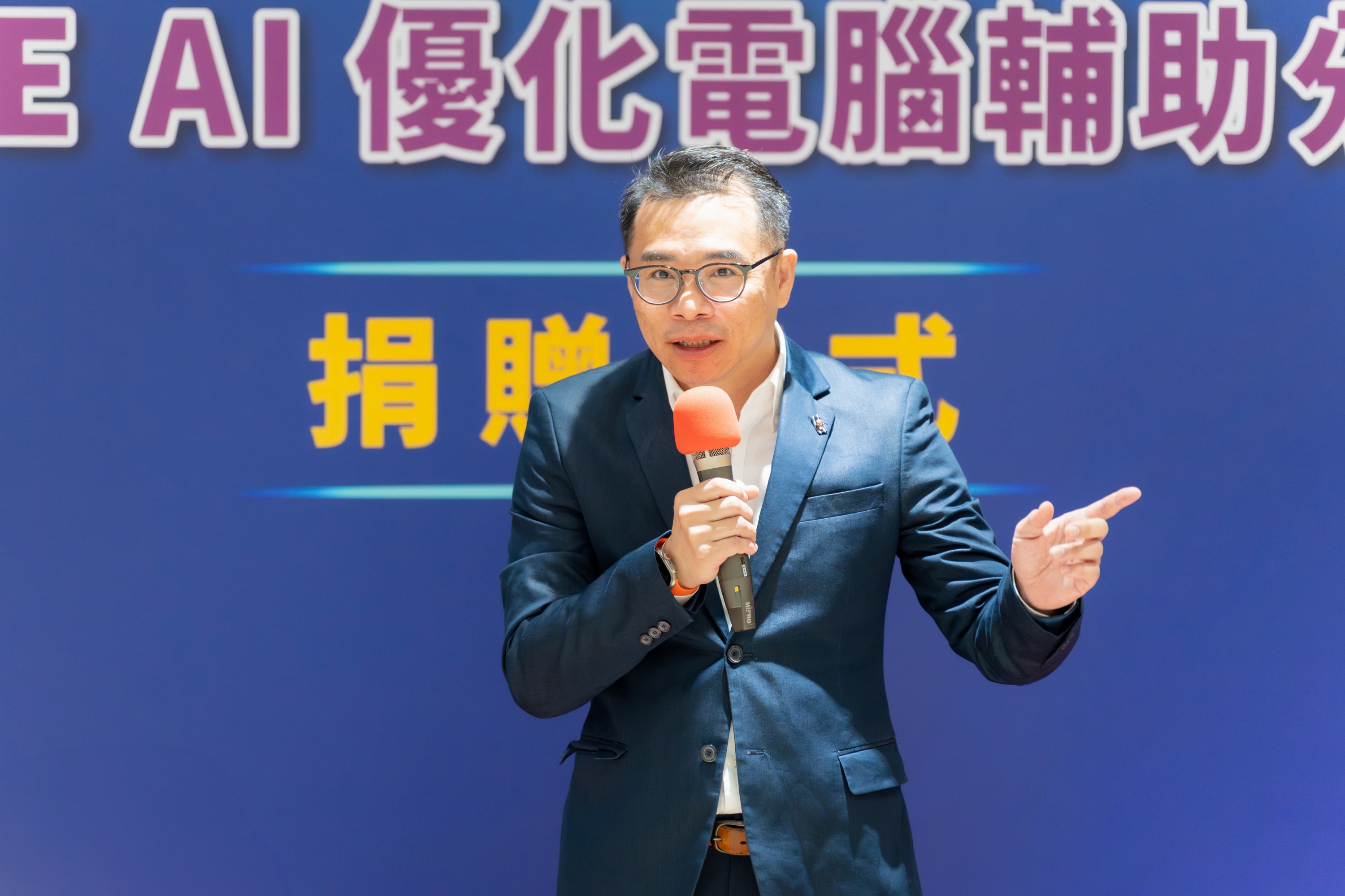 Tung-Han Yang (楊東翰) (right) and doctoral student Zheng-Yu Wu (伍政宇) developed the technology for controlling the growth of high-entropy nanocrystals.