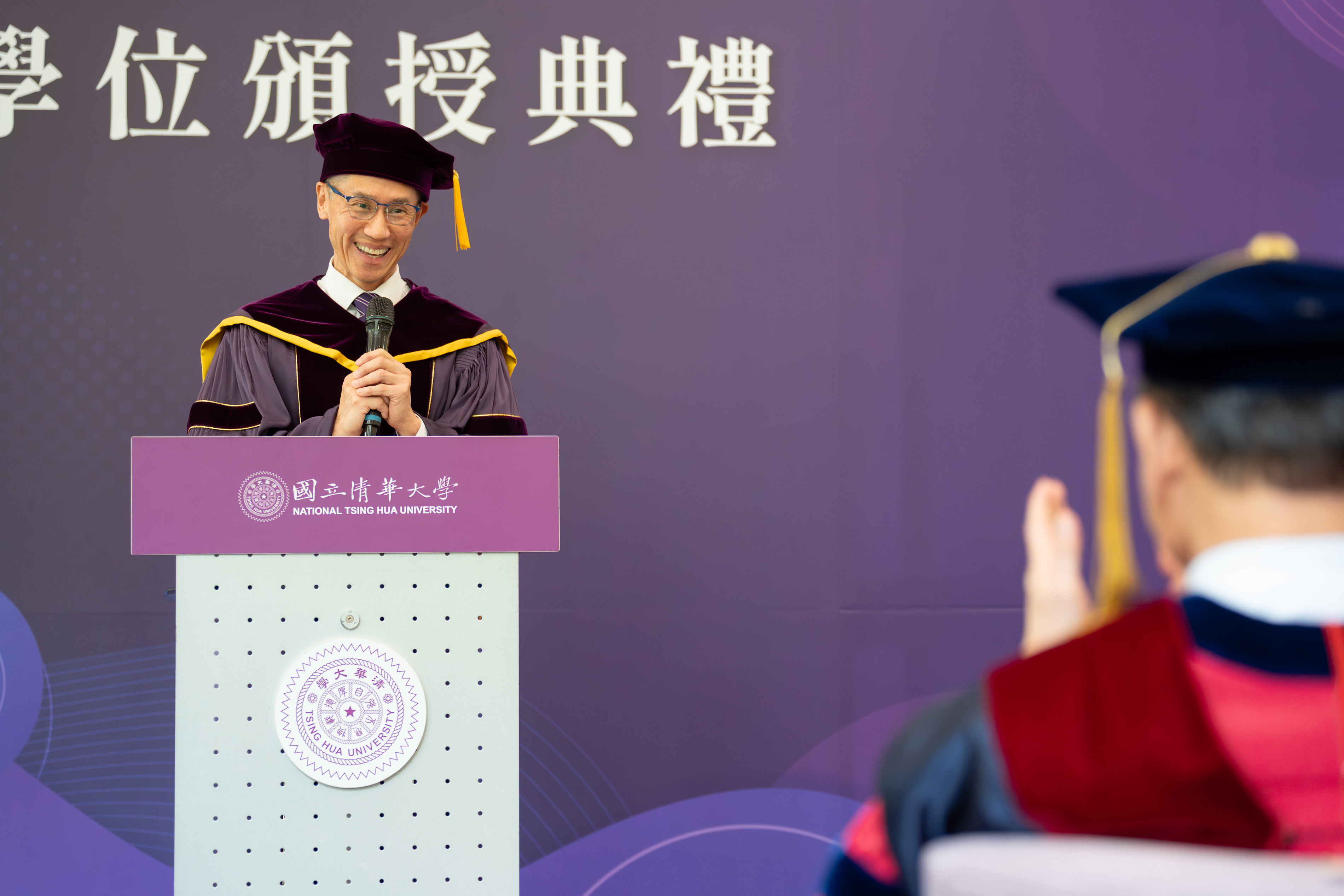 First author Shiau-Chi Chen (陳筱奇) uses an advanced microscope to observe the intracellular transport system.
