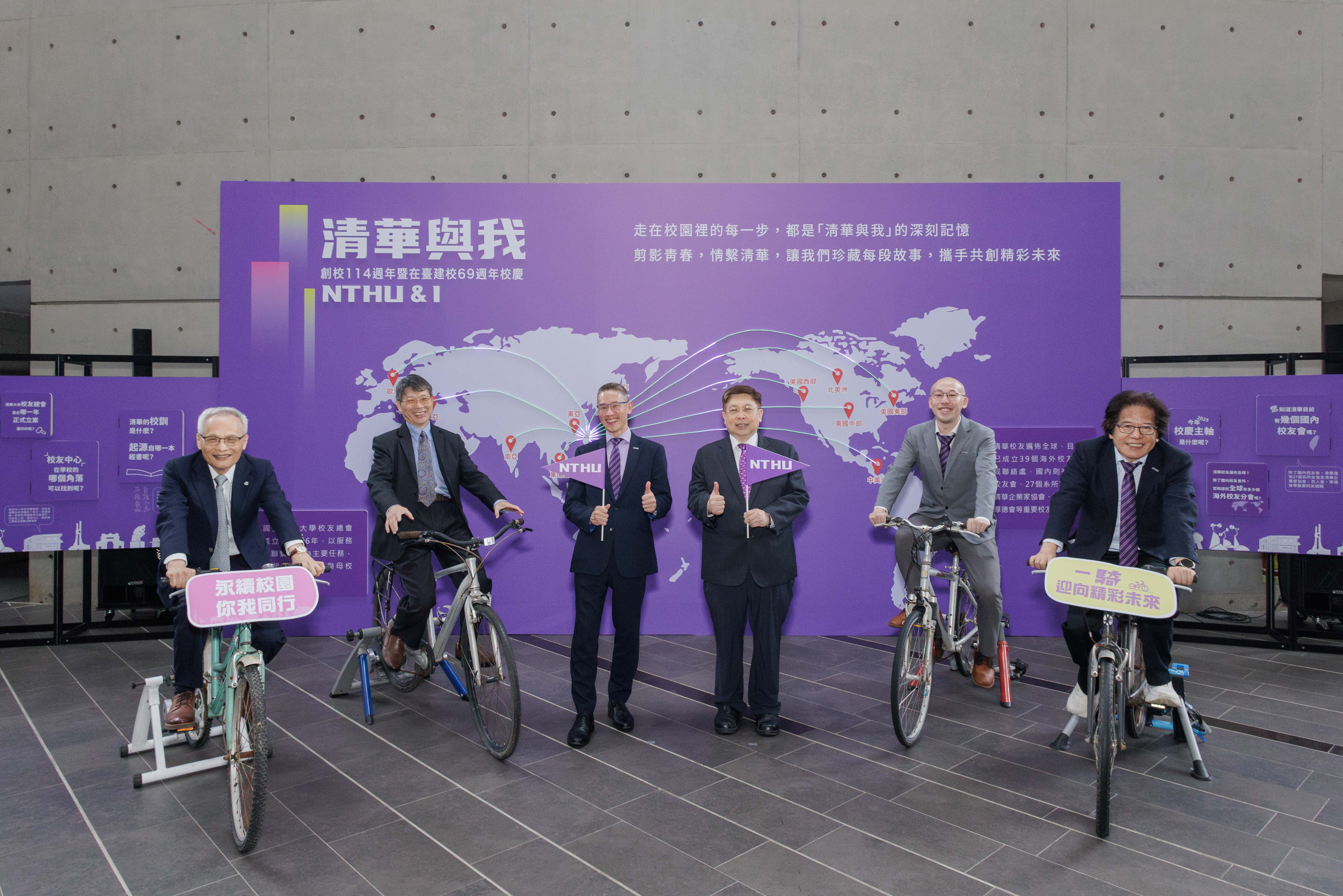 NTHU president W. John Kao (高為元) (right) and Kung-Yee Liang (梁賡義) at the Development Advisory Committee meeting.