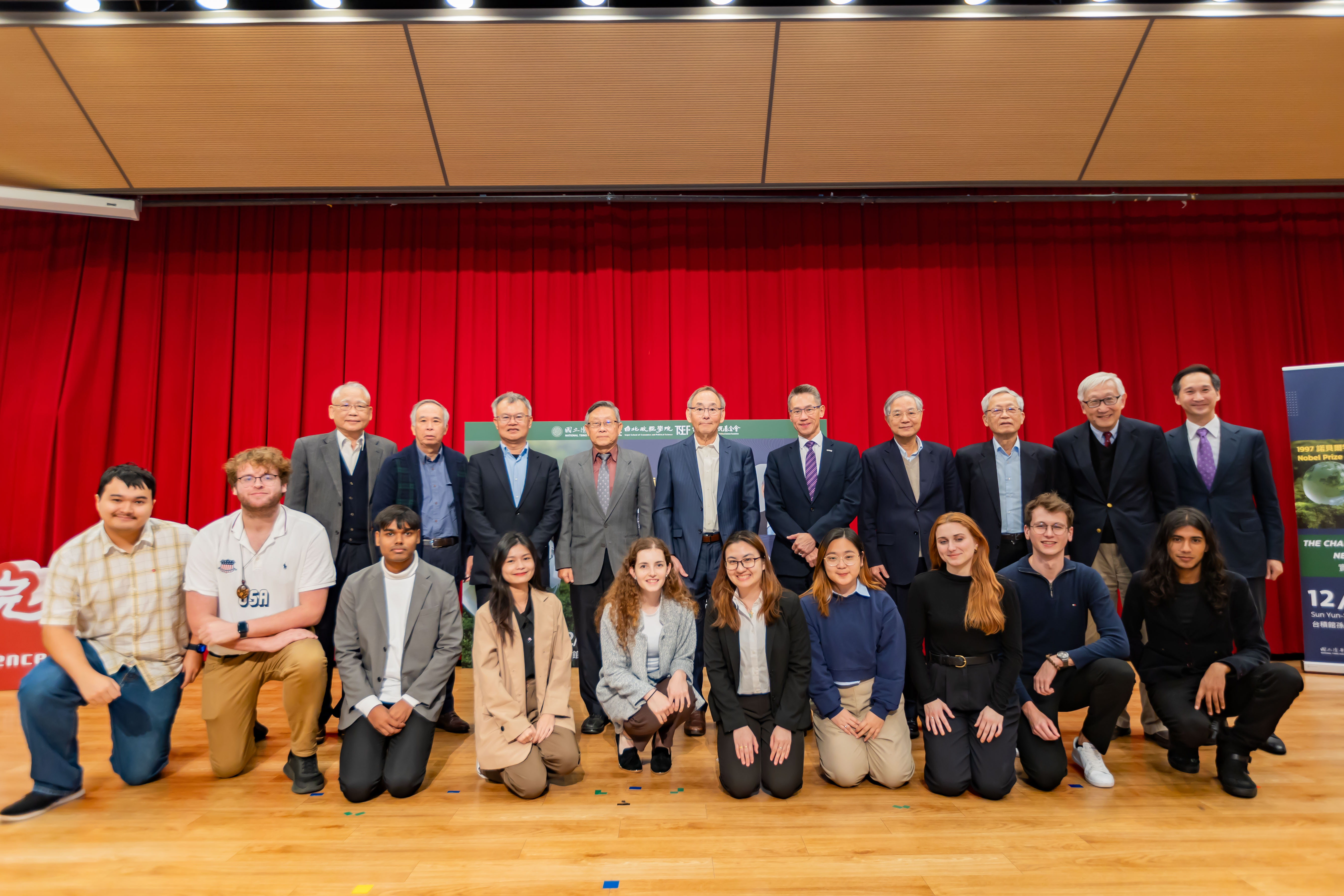 Nobel Physics Laureate Academician Steven Chu (朱棣文)(center) taking a group photo with NTHU students after the lecture.