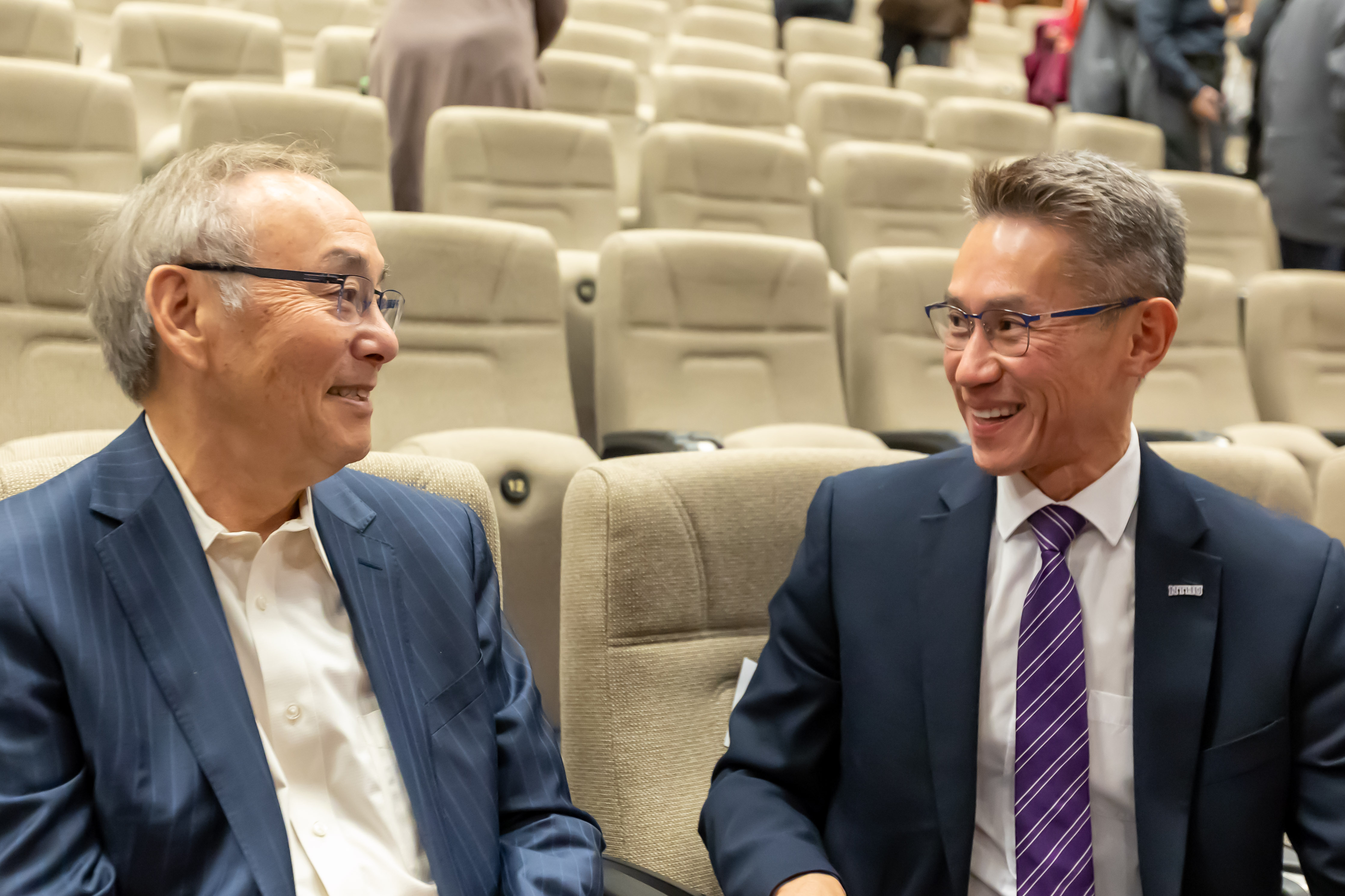 Nobel Physics Laureate Academician Steven Chu (朱棣文)(left) engaging in friendly interaction with NTHU President W. John Kao (高為元).