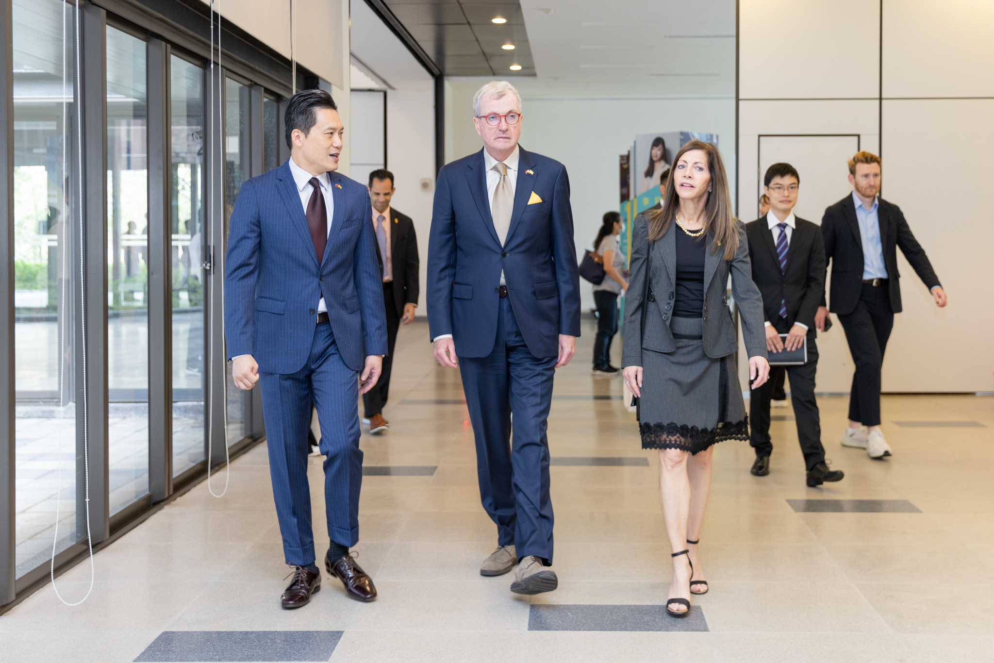 Governor Murphy (center) leads a delegation, accompanied by NTHU's Global Officer, Ta-Jen Yen (嚴大任) (left).