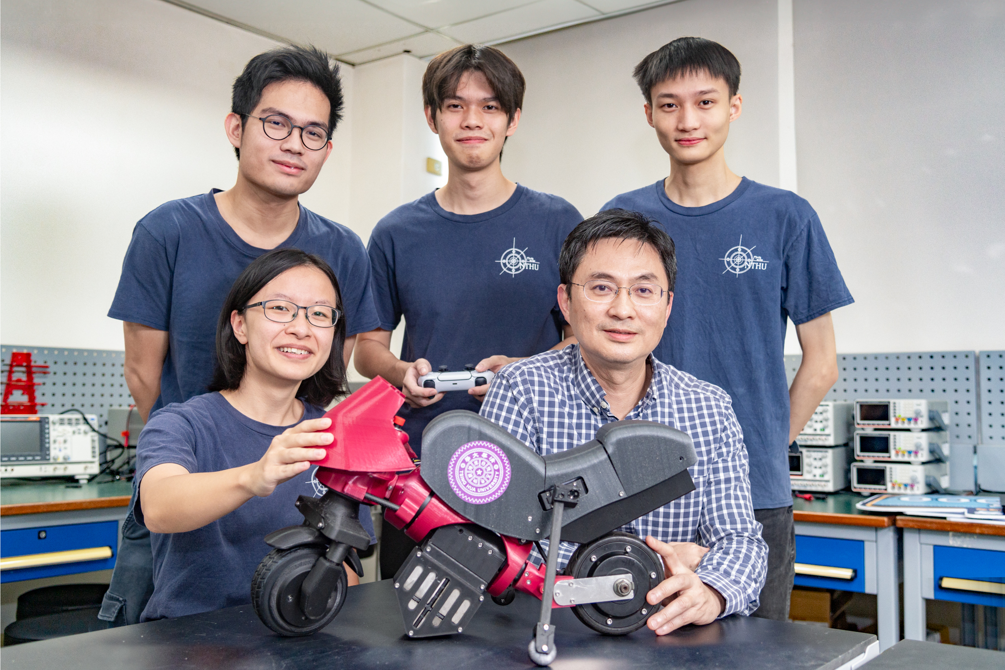   NTHU students, guided by Professor Ting-Jen Yeh (葉廷仁) from the Department of Power Mechanical Engineering, successfully created a prototype of a self-balancing motorcycle. Team members include Yu-Fen Chen (陳昱棻) (front left), Yung Tai (戴雍) (back row, leftmost), Chen-Yu Peng (彭震祐), and Wei-Shan Lee (李威杉). NTHU students, guided by Professor Ting-Jen Yeh (葉廷仁) from the Department of Power Mechanical Engineering, successfully created a prototype of a self-balancing motorcycle. Team members include Yu-Fen Chen (陳昱棻) (front left), Yung Tai (戴雍) (back row, leftmost), Chen-Yu Peng (彭震祐), and Wei-Shan Lee (李威杉).