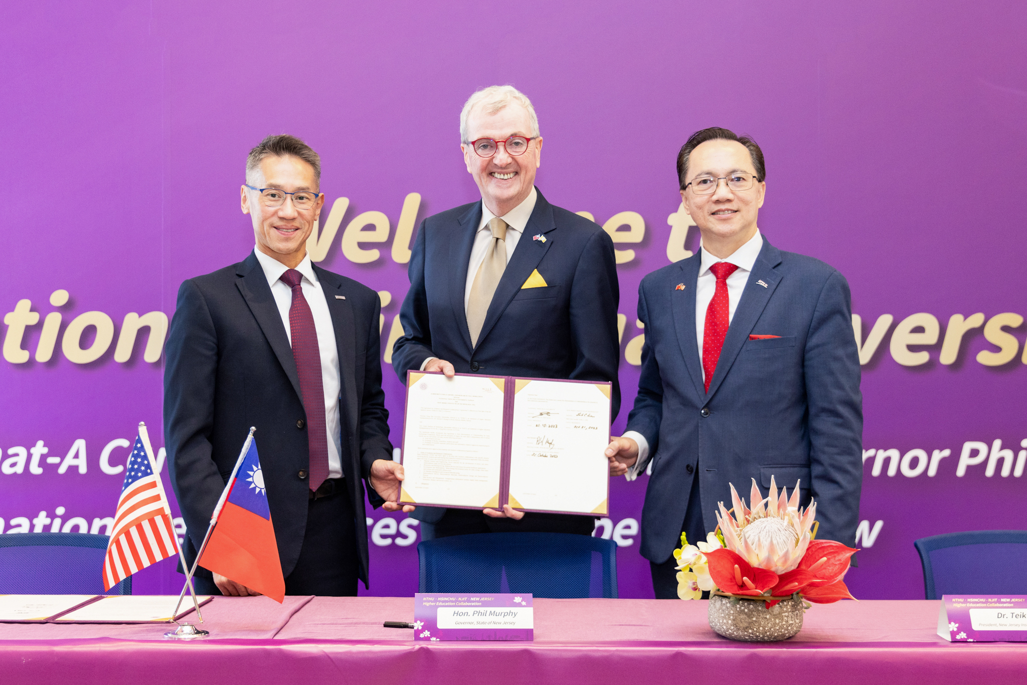 Governor Phil Murphy of New Jersey (center) witnesses the NTHU-NJIT research cooperation agreement signing by Presidents W. John Kao (高為元) (left) and Teik C. Lim (林竹進) (right).