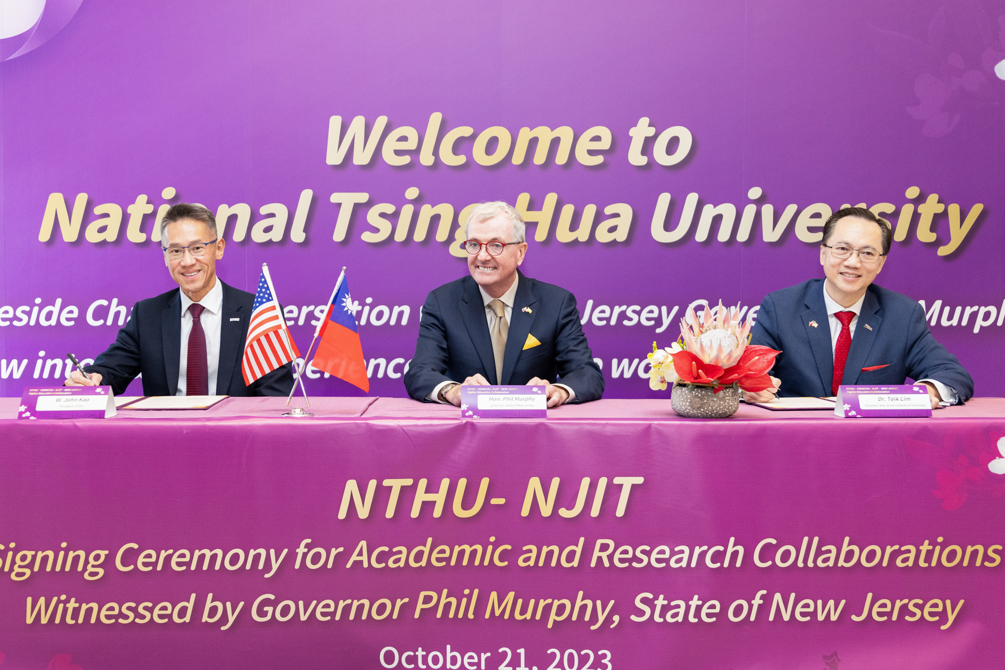 Governor Phil Murphy of New Jersey (center) witnesses the NTHU-NJIT research cooperation agreement signing by Presidents W. John Kao (高為元) (left) and Teik C. Lim (林竹進) (right).