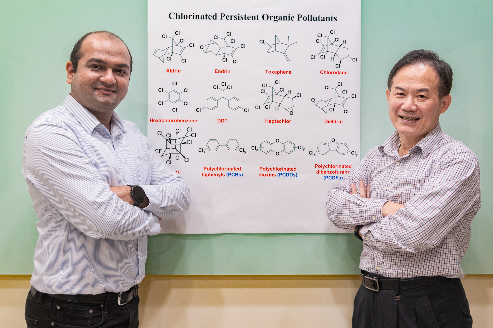 NTHU Distinguished professor Kuo Chu Hwang (黃國柱) (right) and postdoctoral researcher Vaibhav Pramod Charpe have developed a method to successfully decompose persistent organic pollutants (POPs) such as dioxins.