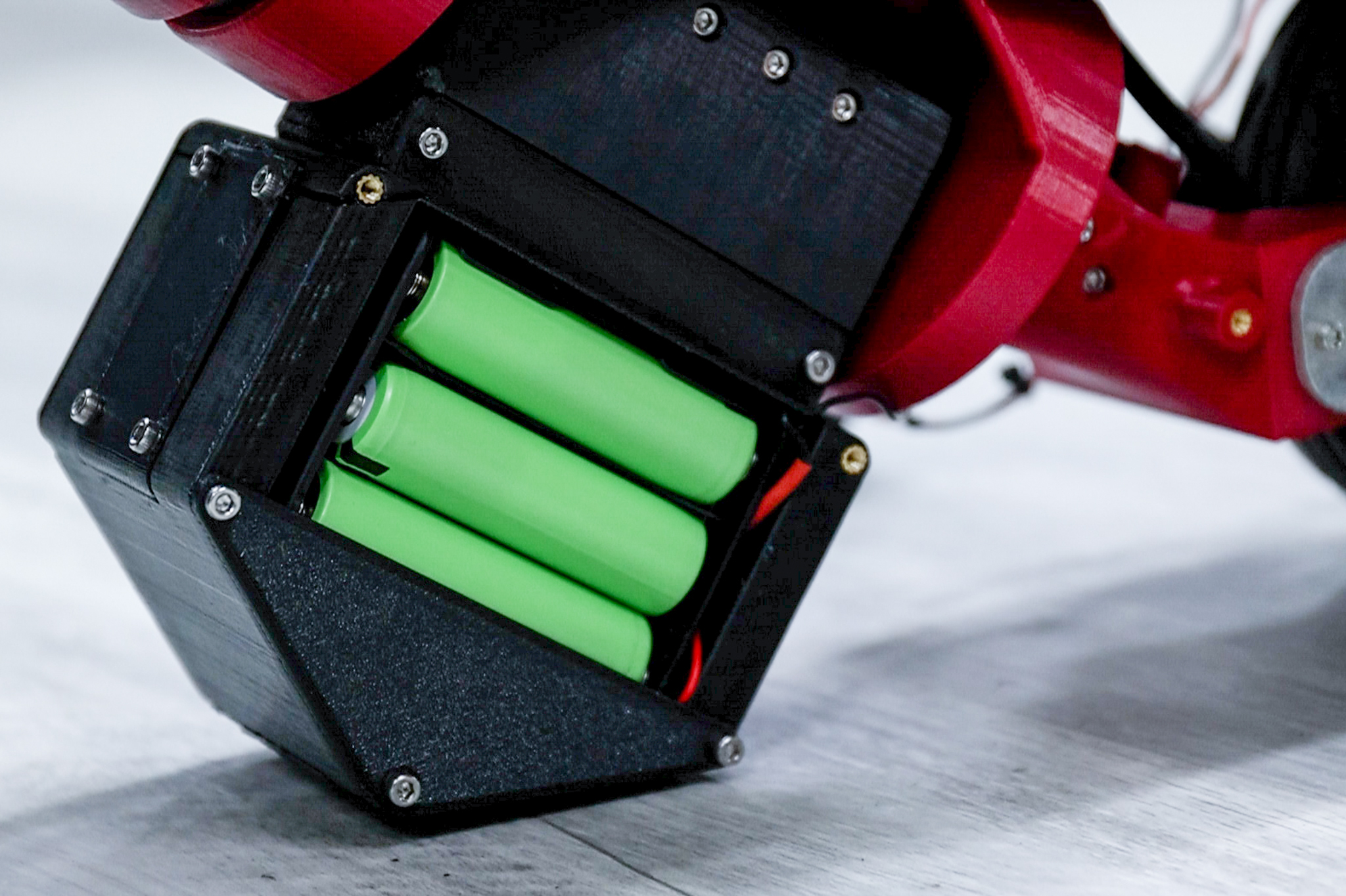 The battery powering the self-balancing motorcycle also serves as a counterweight block.