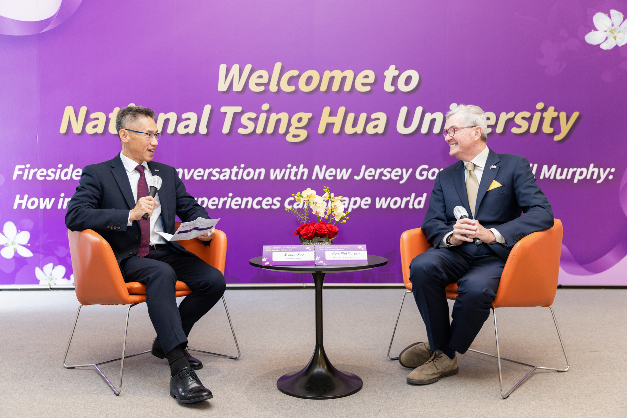 President W. John Kao (高為元) of NTHU (left) engages in a discussion on "How International Experiences Shape Our Worldview" with Governor Phil Murphy of New Jersey.