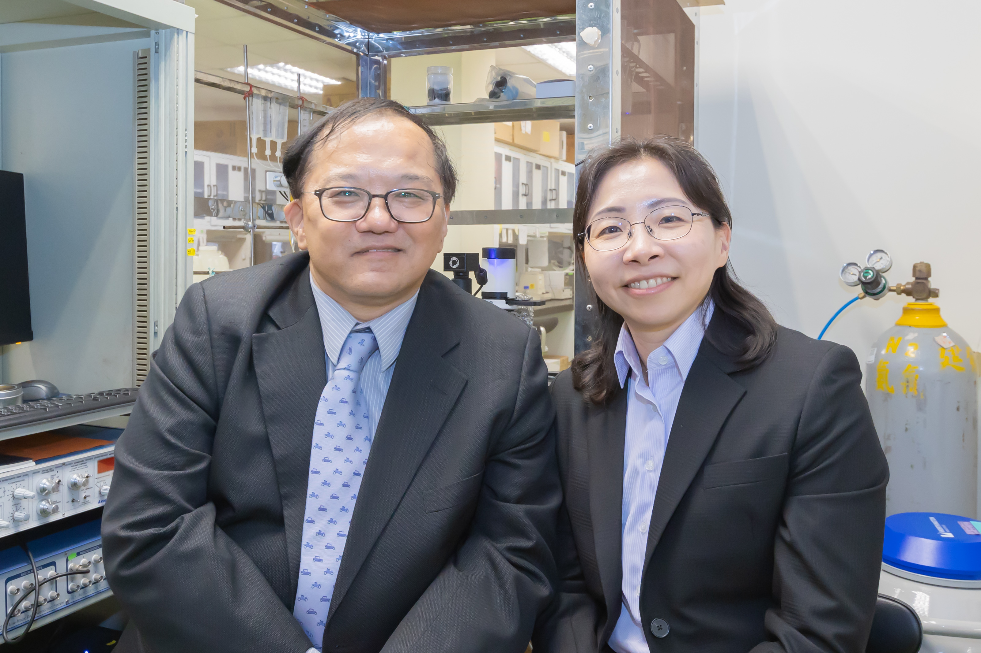 Lin (林玉俊) (left) of NTHU's Institute of Molecular Medicine guides master's student Neng-Jie Zeng (曾能杰) (right) to use light to control the immobilization of nematodes.