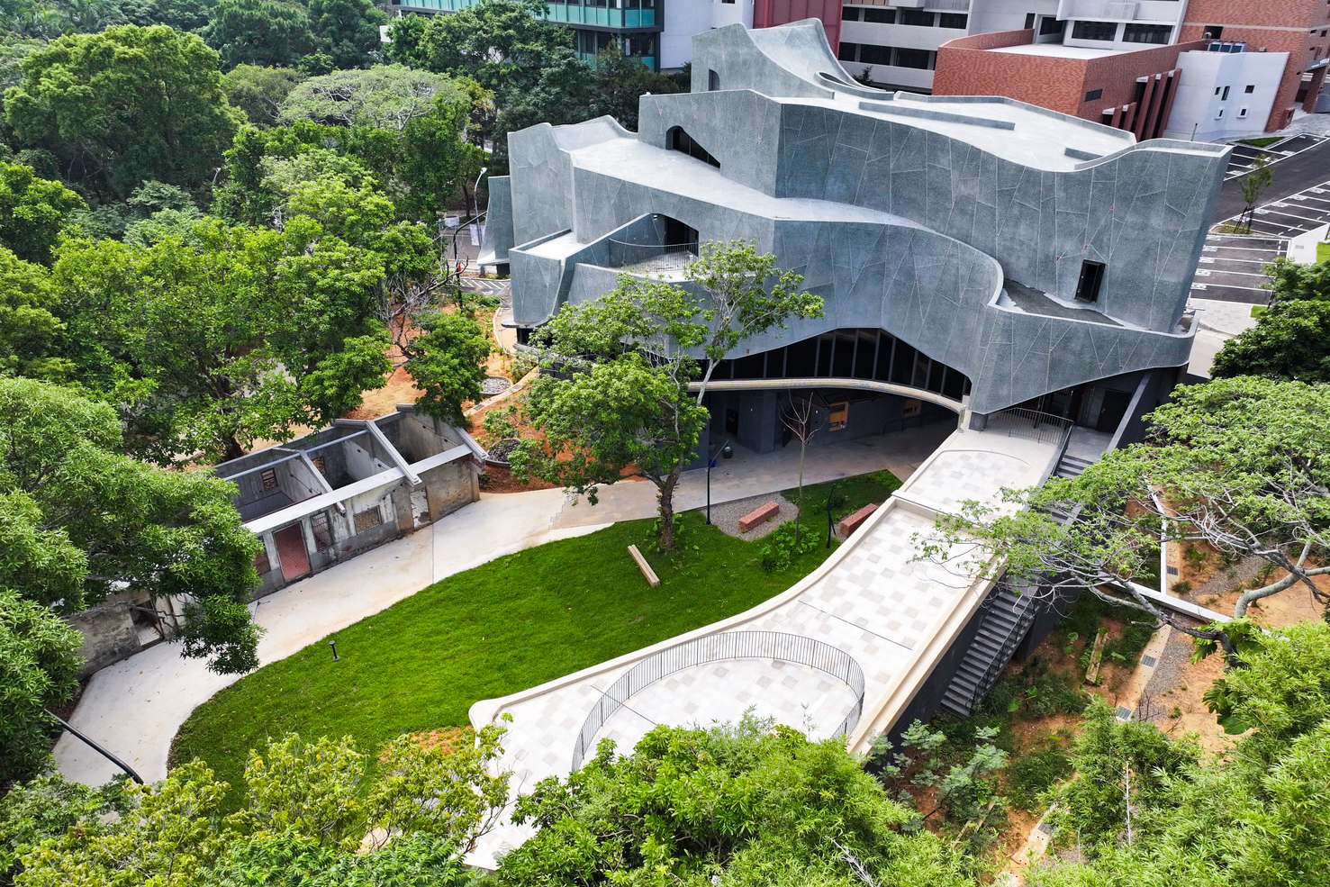 The new building mirrors the U-shape of the old farmhouse that has long occupied site, the main section of which has been preserved.