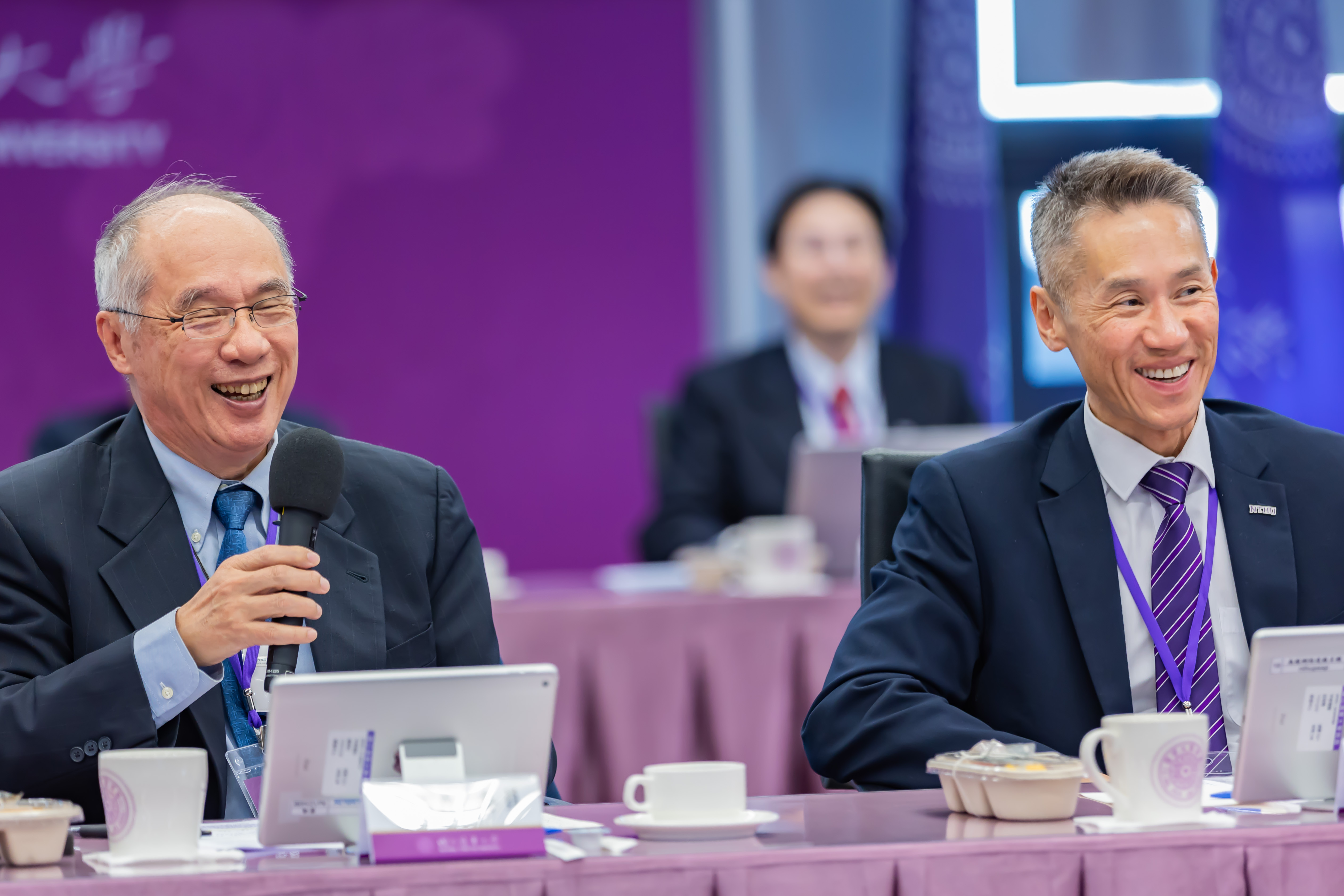 NTHU president W. John Kao (高為元) (right) and Kung-Yee Liang (梁賡義) at the Development Advisory Committee meeting.