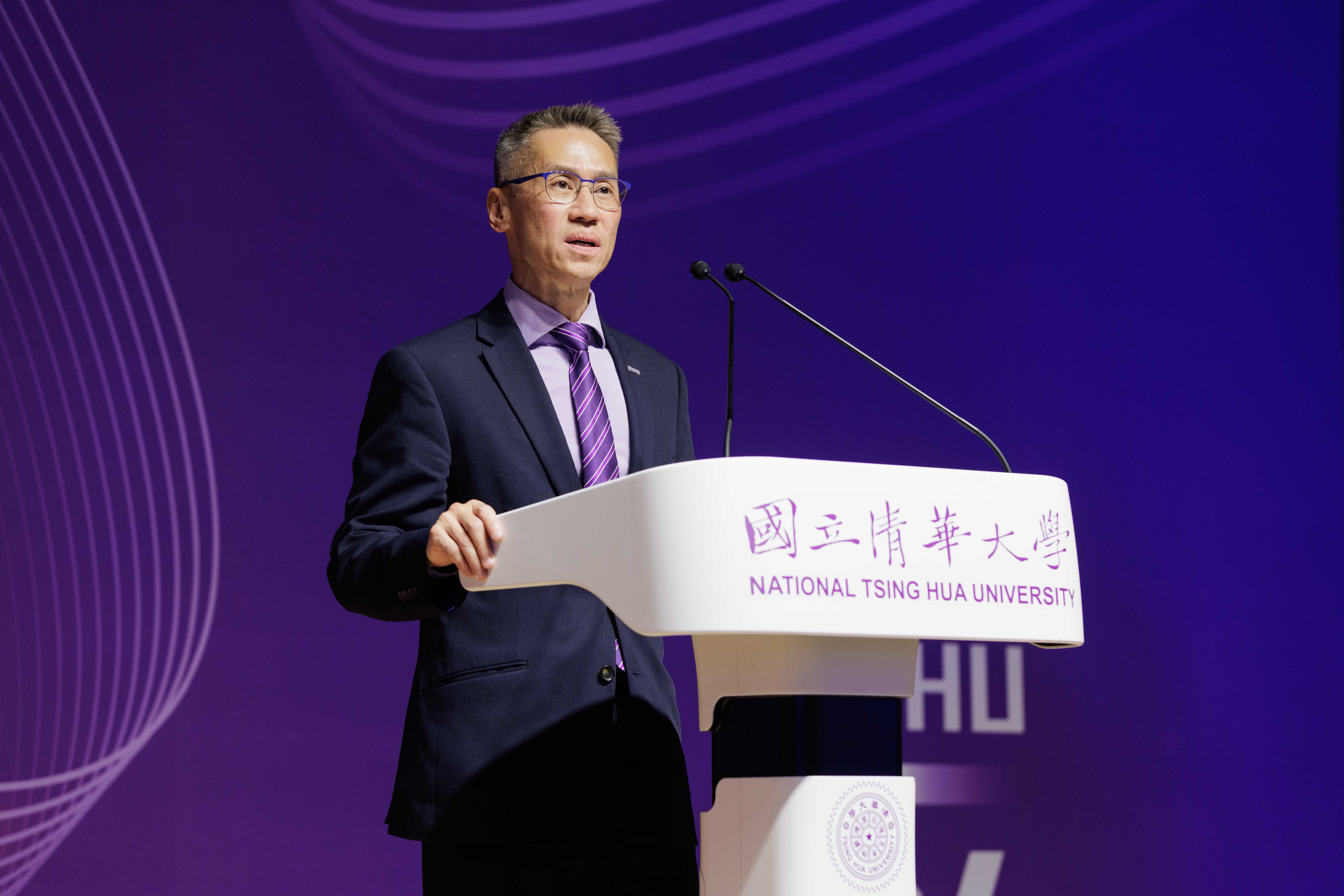 Kung-Yee Liang (梁賡義) addressing the Committee.