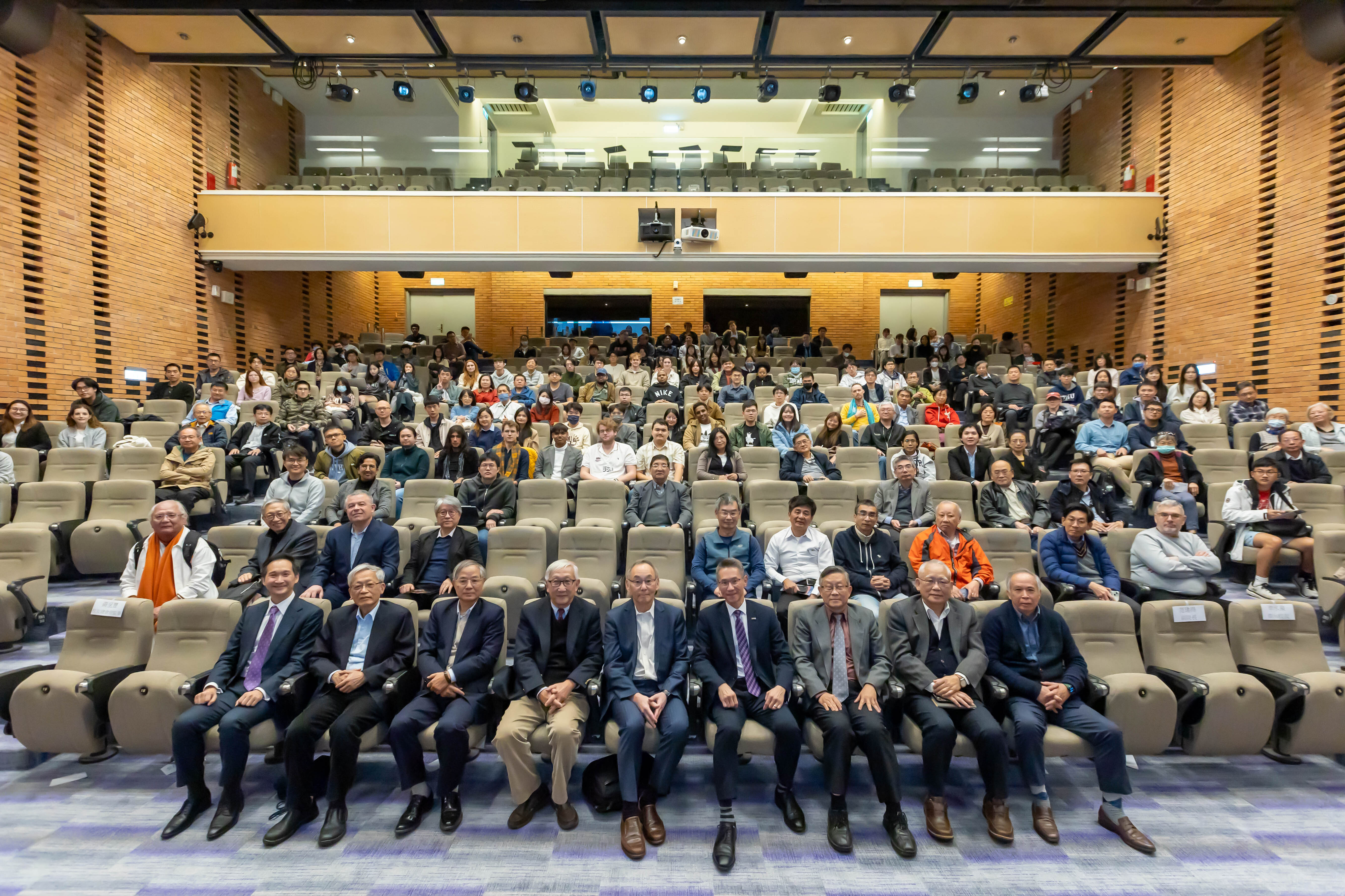 Three hundred NTHU faculty members and students attending Academician Chu's lecture.