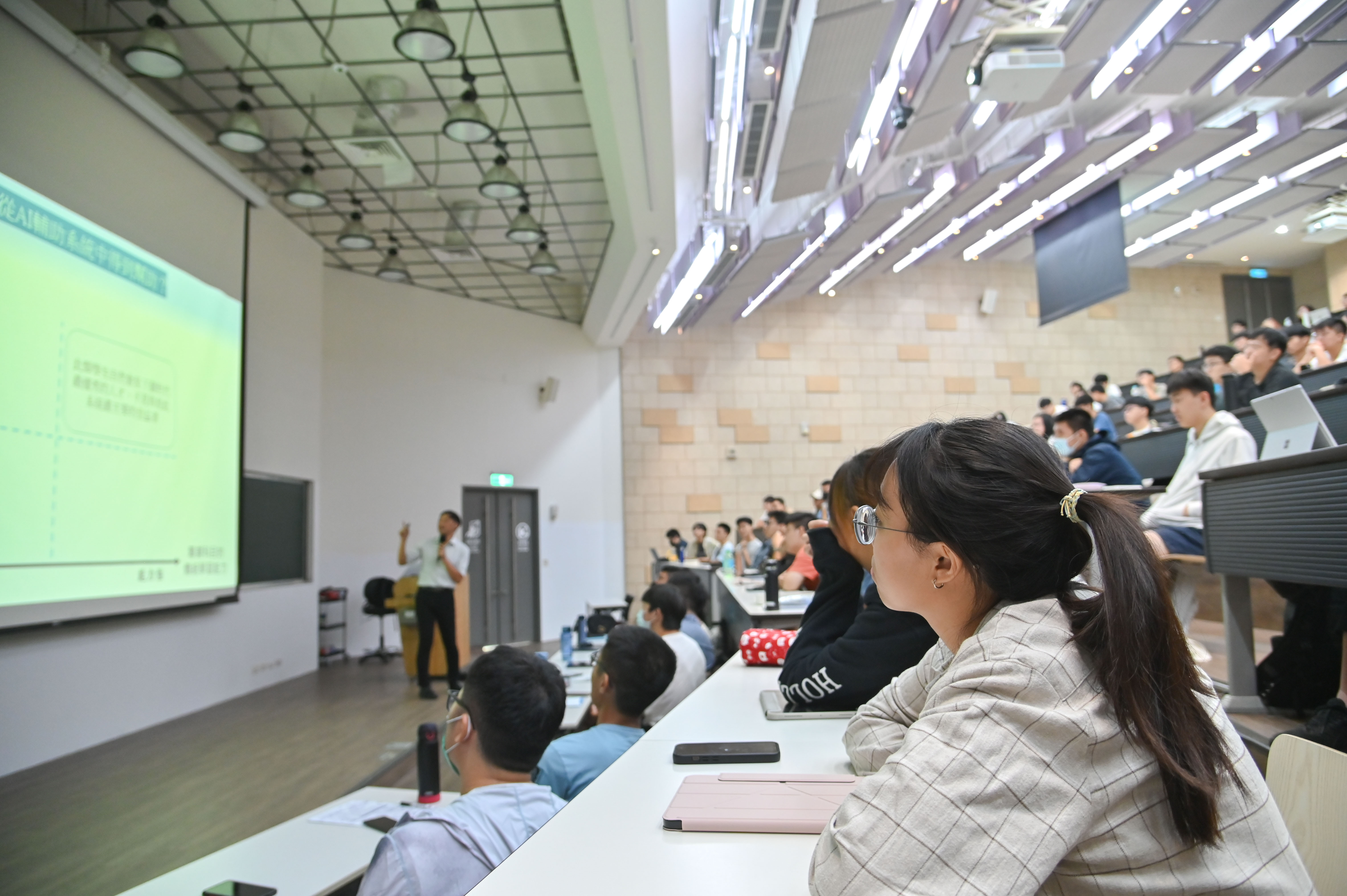 Attendees (left to right): College of Arts dean Fang-Yu Chang (張芳宇); Alumni Association president Eric Tsai (蔡進步); NTHU president W. John Kao (高為元); Tung Ho Steel chairman Chieh-Teng Ho (侯傑騰); and Architect Hsuyuan Kuo (郭旭原).