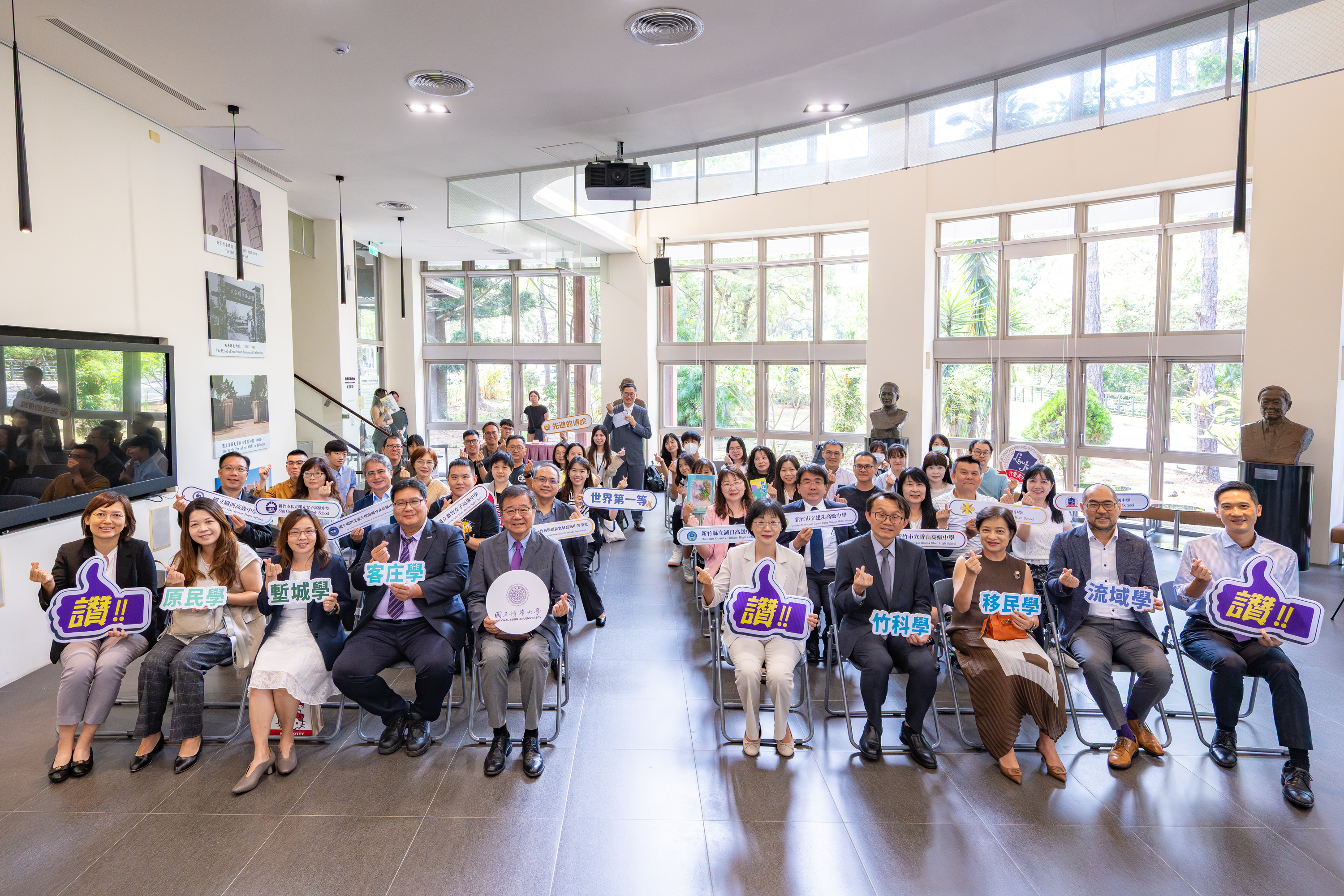 NTHU president W. John Kao (高為元)(right) and Chao-Shiuan Liu (劉兆玄).