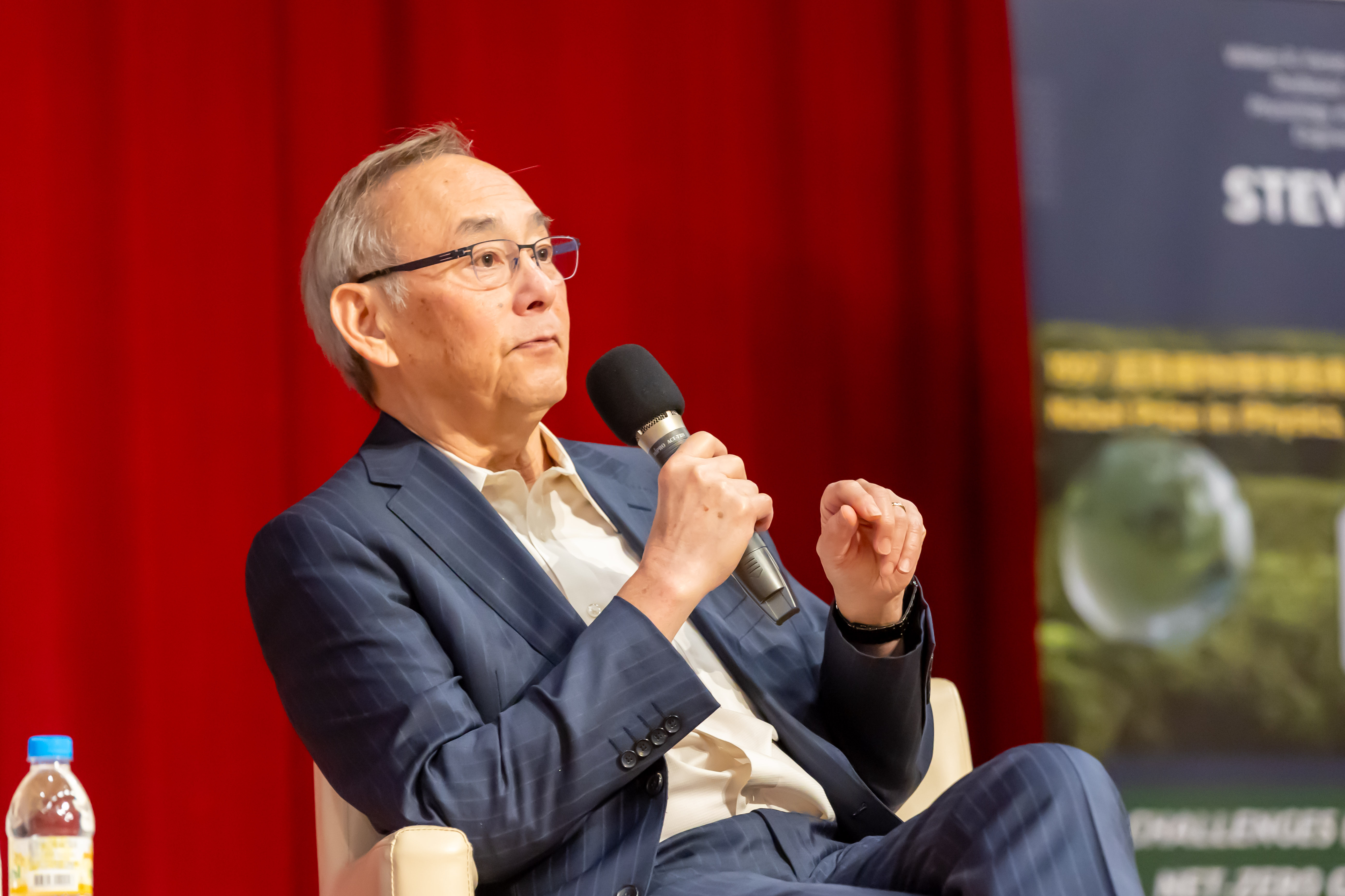 Nobel Physics Laureate Academician Steven Chu (朱棣文) delivering a lecture at NTHU.