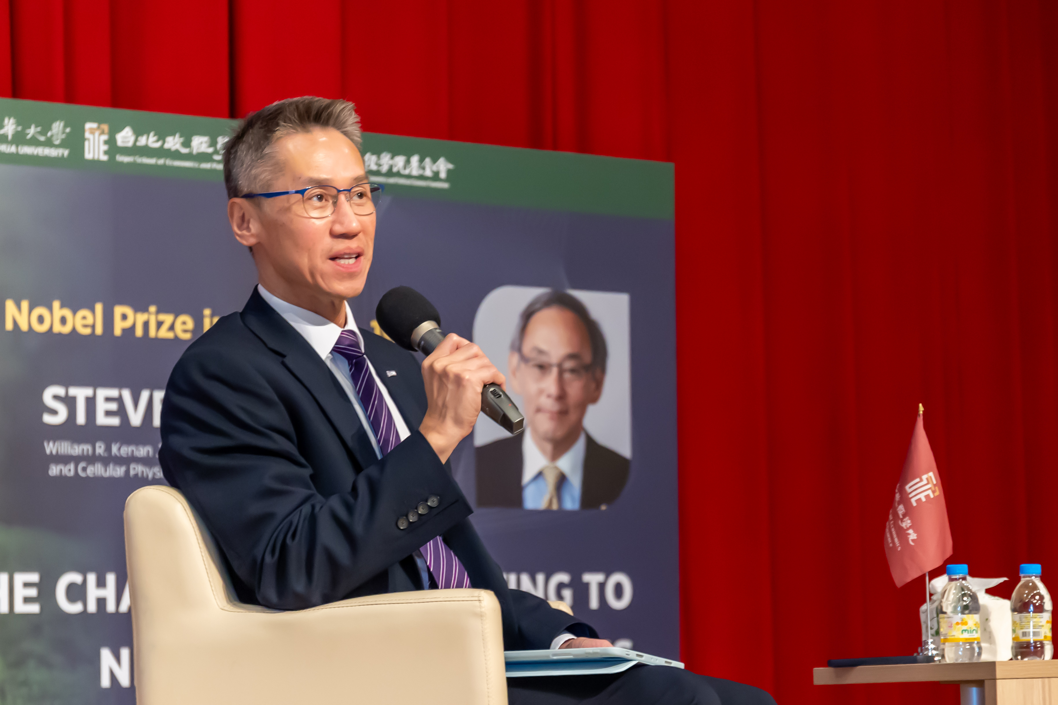 NTHU President W. John Kao (高為元) moderating the Q&A session following Academician Chu's lecture.