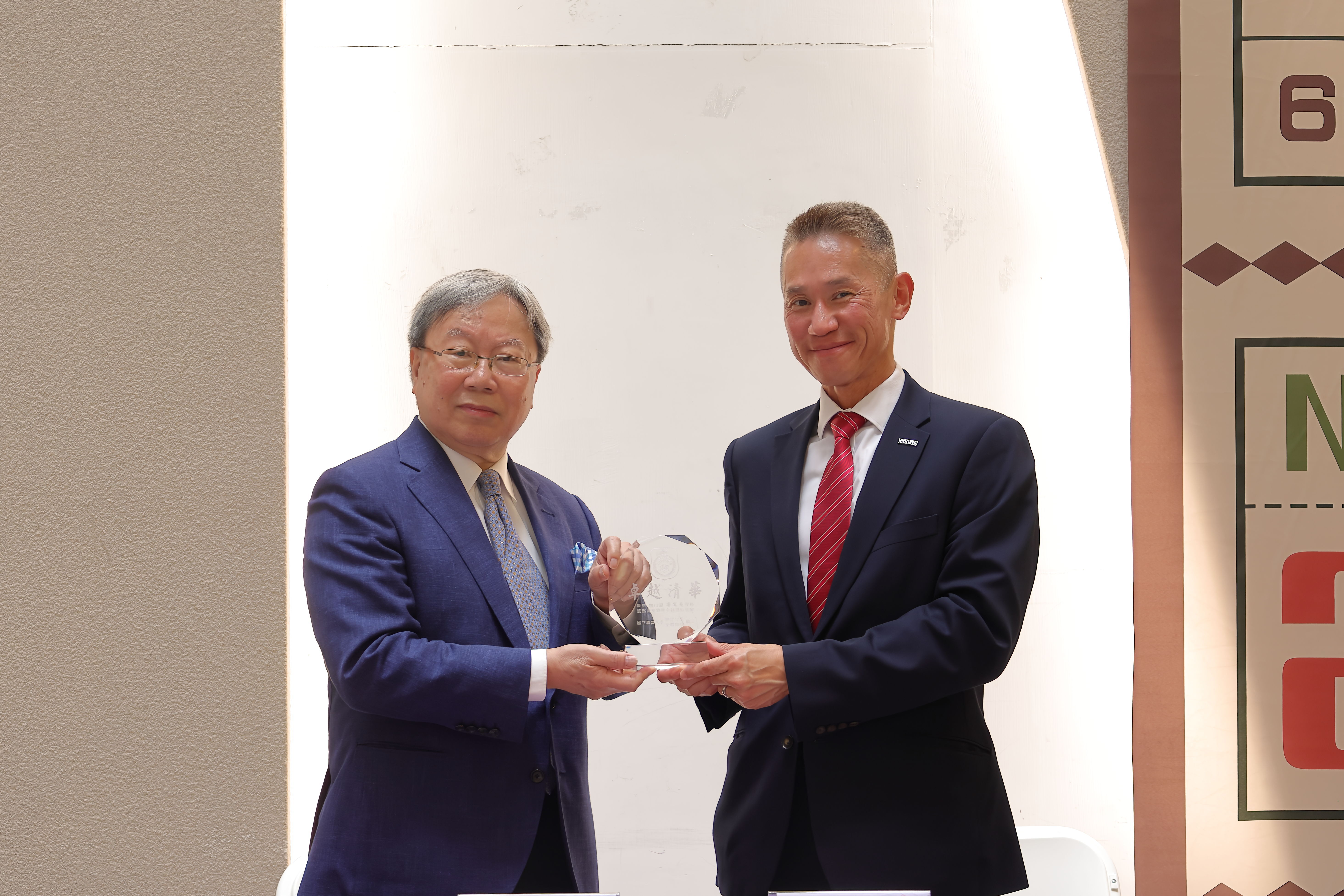 Tung-Han Yang (楊東翰) (right) and Kun-Han Lin (林昆翰) led a team in establishing the world's first database of high-entropy alloy nanocrystals.