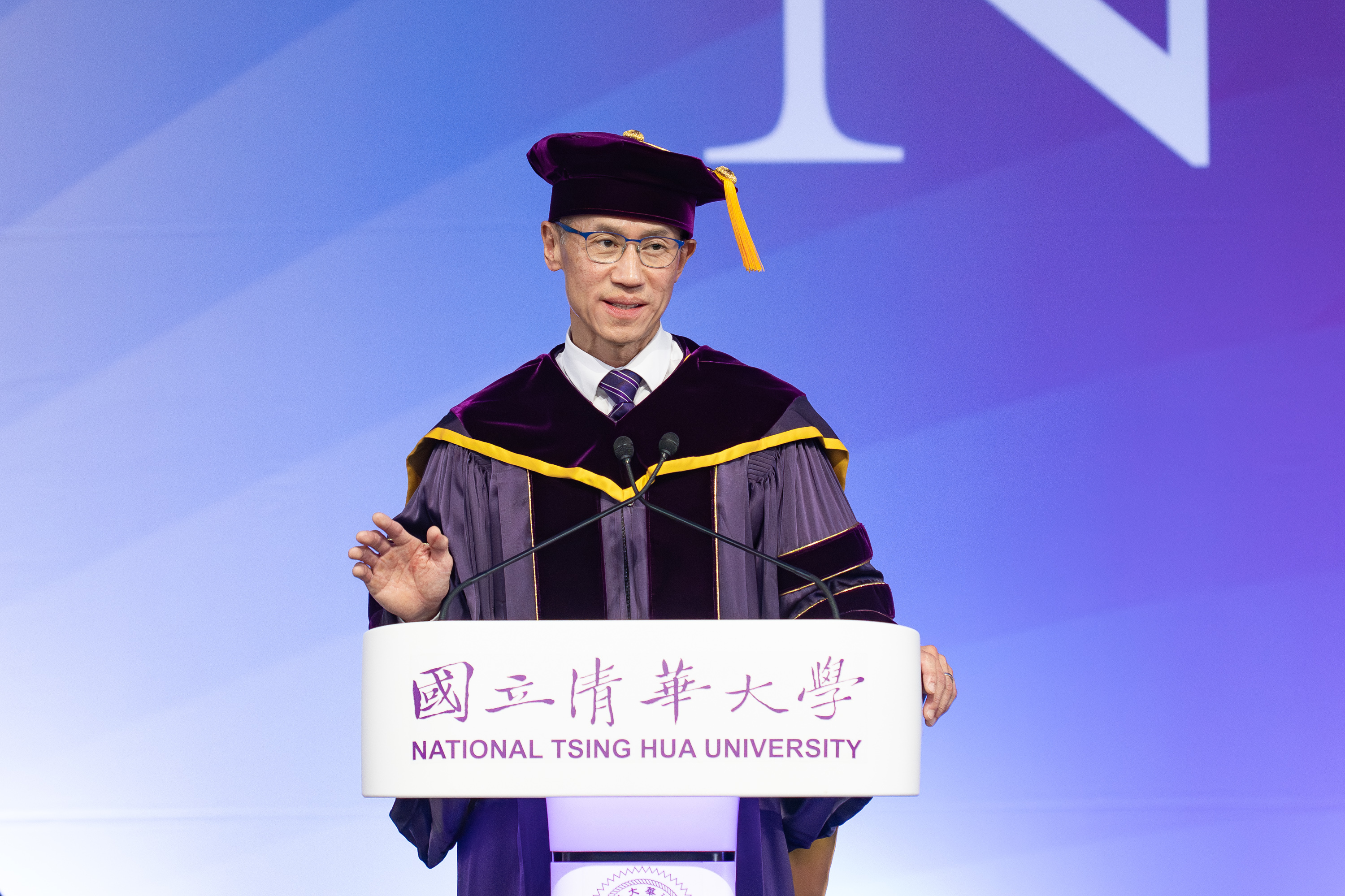 President W. John Kao (高為元) told the graduates not to measure their own worth by other people's standards.