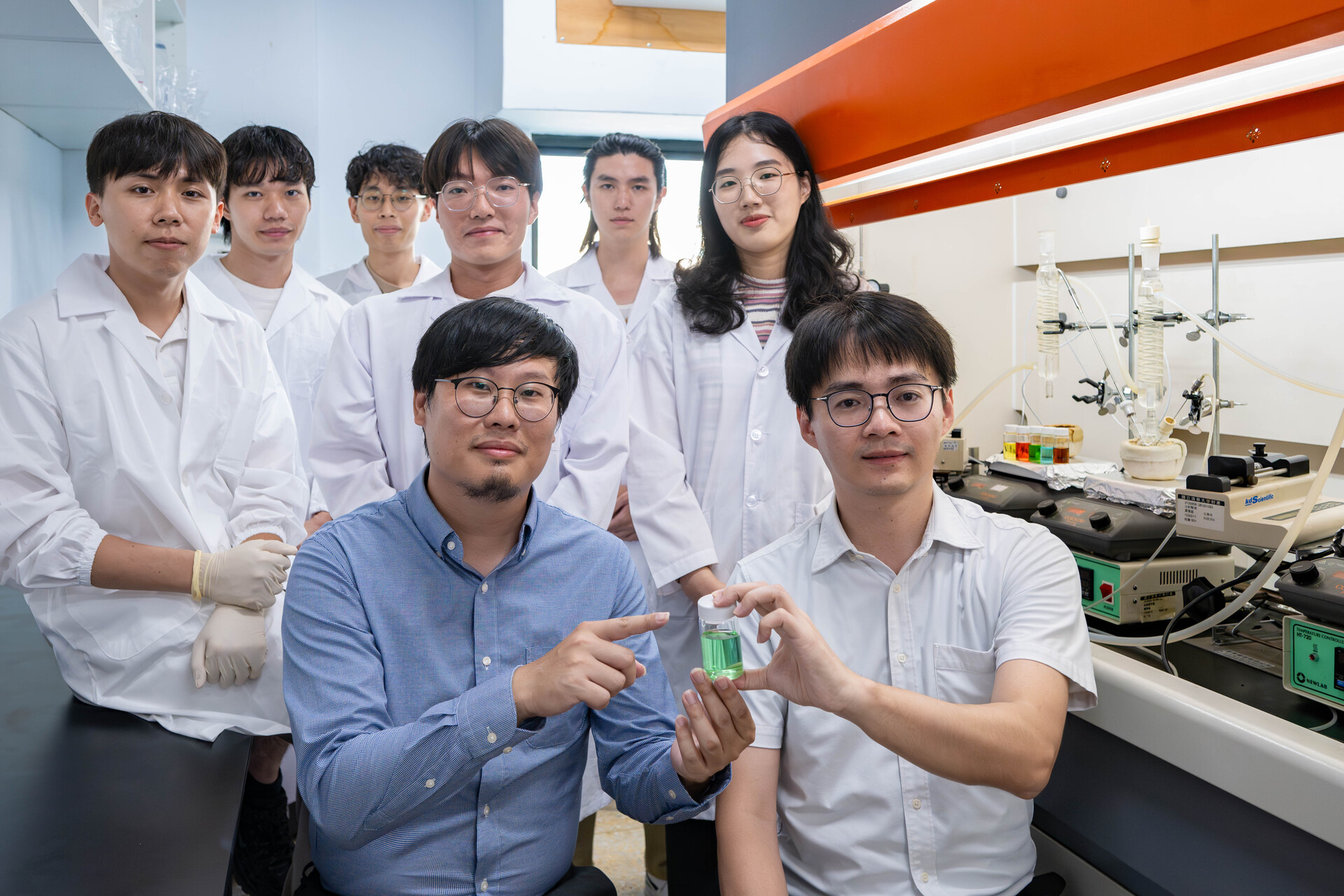 Tung-Han Yang (楊東翰) (front right) of the Department of Chemical Engineering at NTHU and Kun-Han Lin (林昆翰) (front left) of the Department of Chemical Engineering at NTHU have led a team in establishing the world's first database on high-entropy alloy nanocrystals.