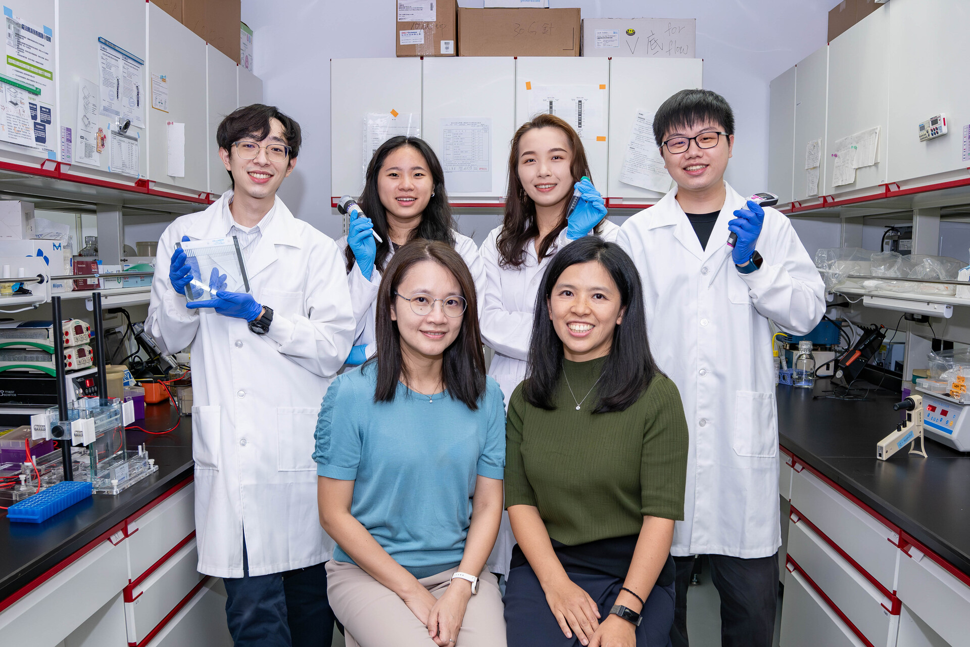 An NTHU research team led by Kai-Ti Lin (林愷悌) (front right) and Hui-Chun Cheng (鄭惠春) (front left) has identified the mechanism behind the proliferation of cancer cells.
