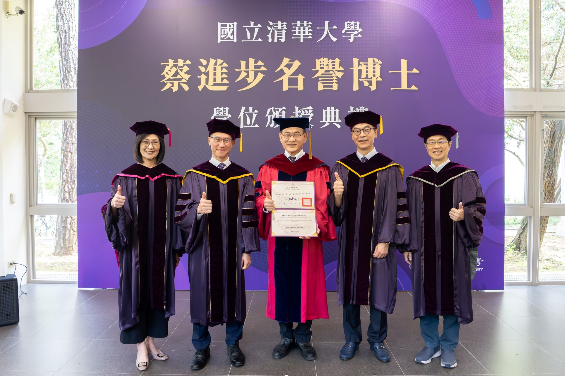 From left to right: College of Arts dean Fang-Yu Chang (張芳宇), president Kao, Eric Tsai, College of Engineering dean Yu-Chen Hu, and College of Technology Management assistant dean Jow-Ran Chang (張焯然).