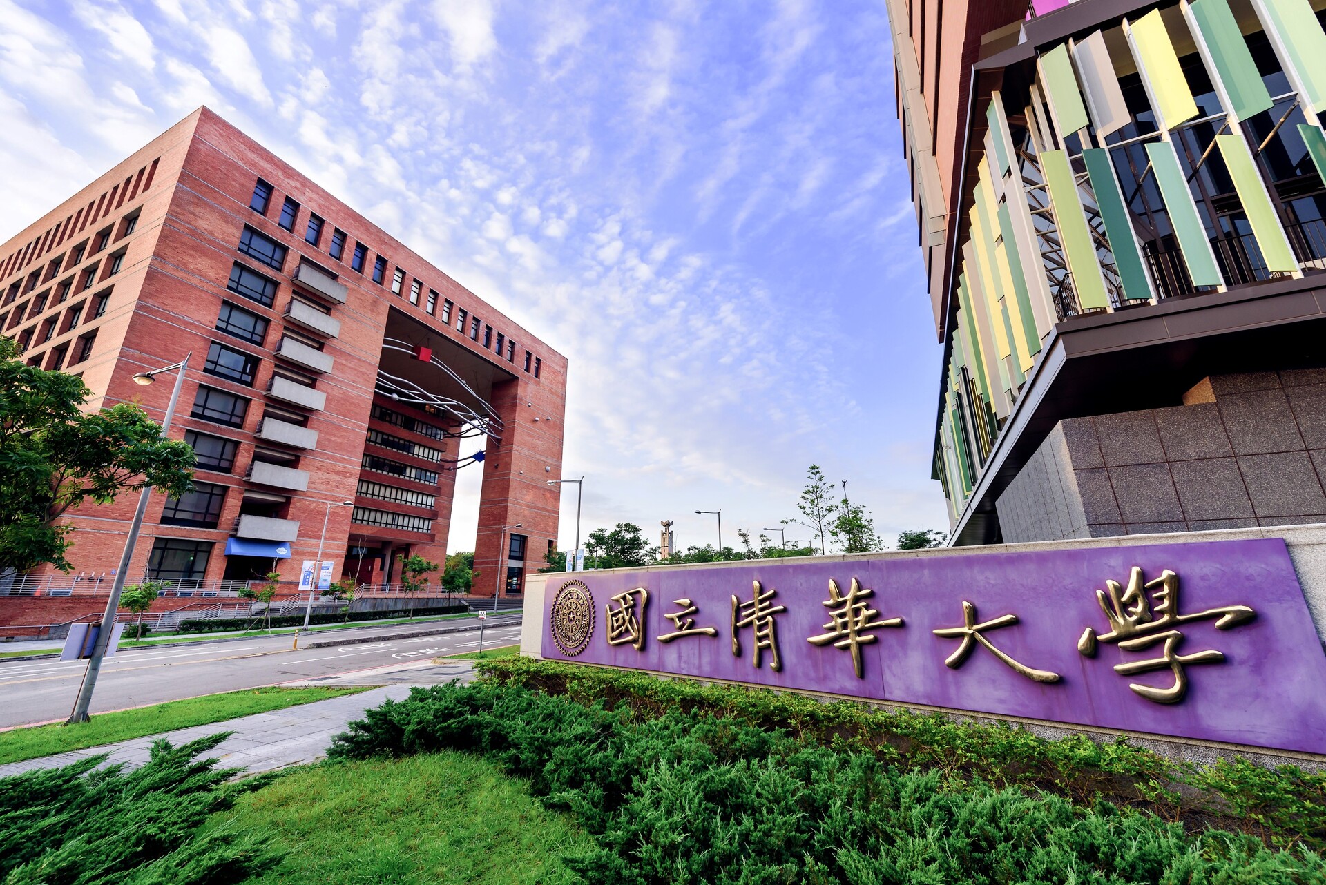 Lin (林玉俊) (center) of NTHU's Institute of Molecular Medicine led a research team consisting of research assistant Shiau-Chi Chen (陳筱奇) (right) and master's student Neng-Jie Zeng (曾能杰) (left) to develop the