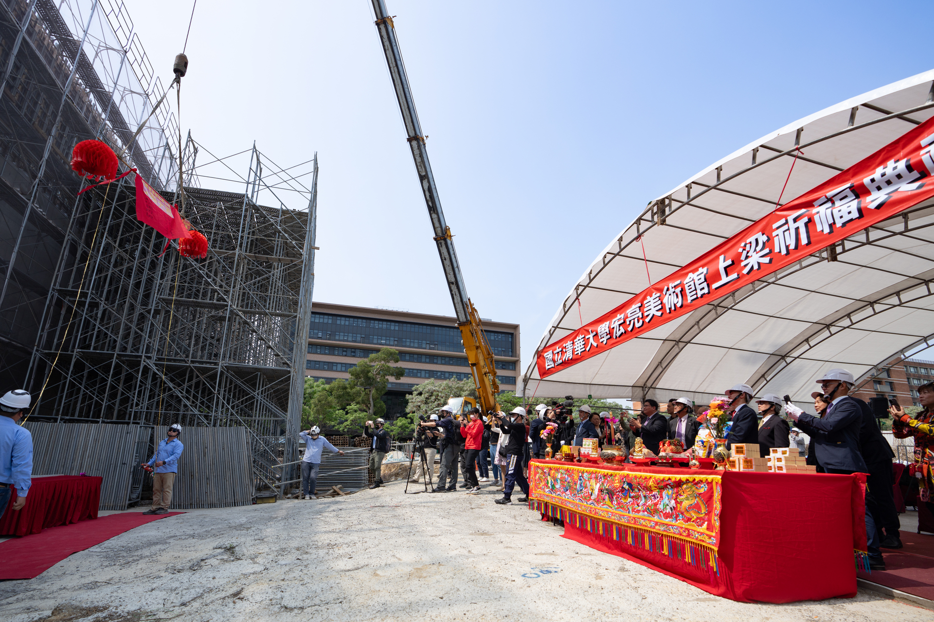 The beam-raising ceremony for the Hong Liang Art Museum was held today.
